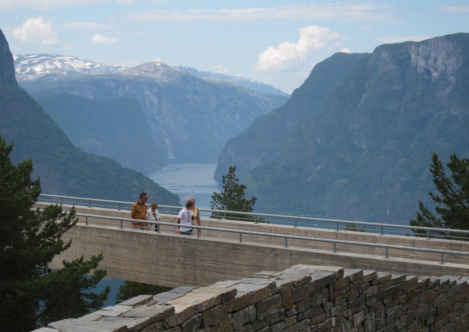 Aurland Lookout — Nhóm khách du lịch đứng trên platform Stegastein nhìn