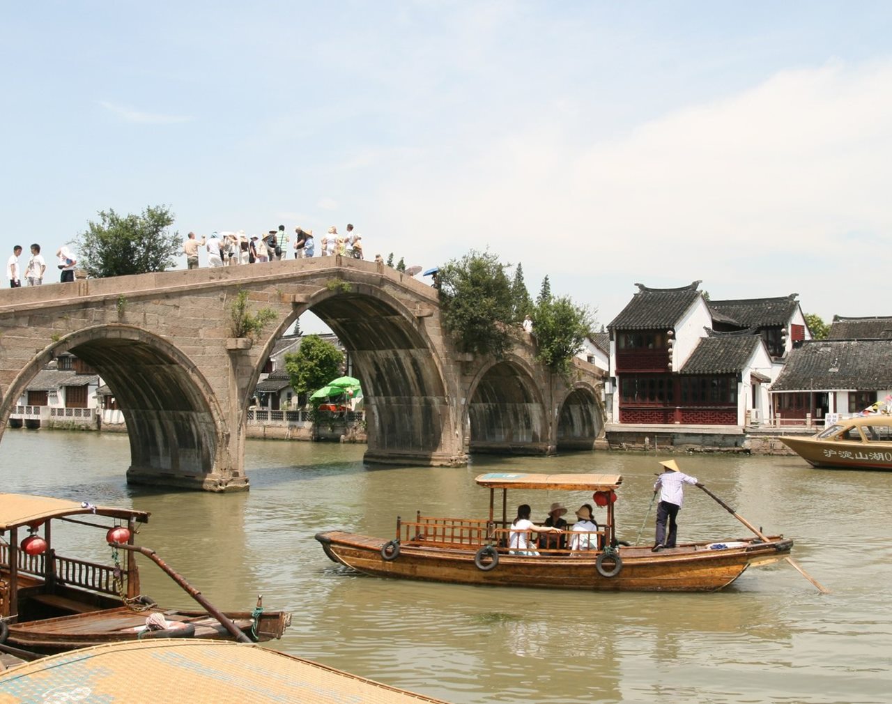 Cầu Phóng Sinh ở Chu Gia Giác: "trên bến dưới thuyền" đọc từ một cây cầu đá 1571