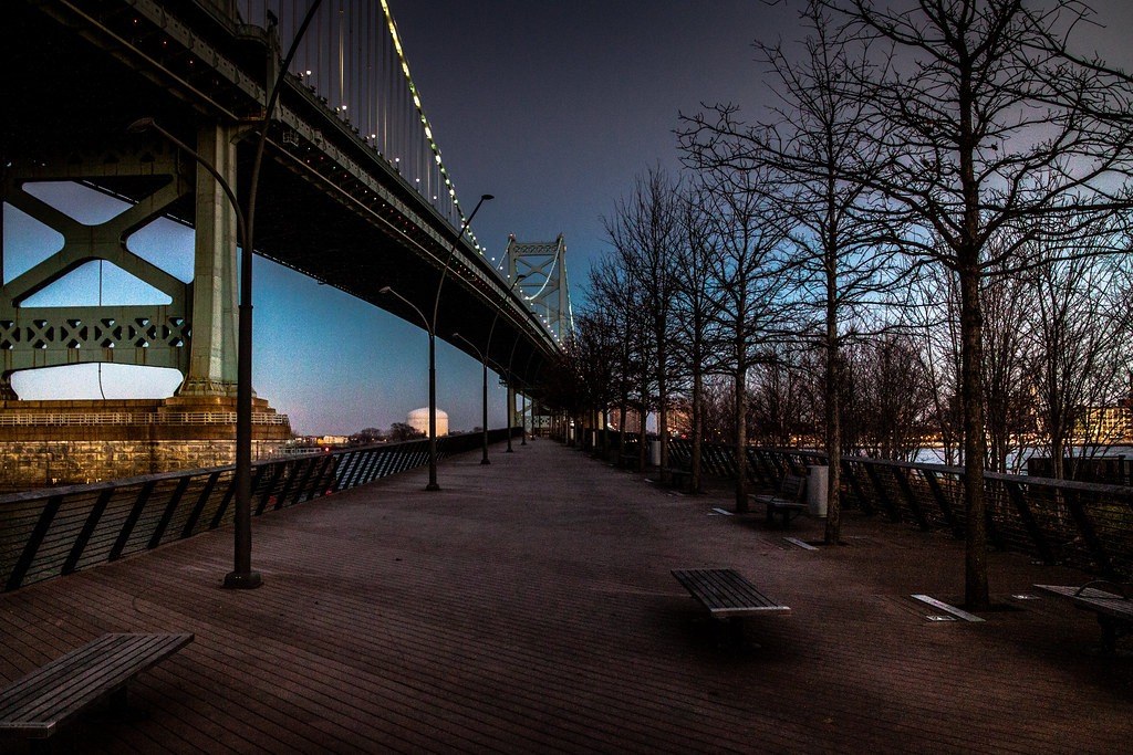 Bờ sông Delaware, Philadelphia — Sàn gỗ Race Street Pier lúc chạng vạng dưới