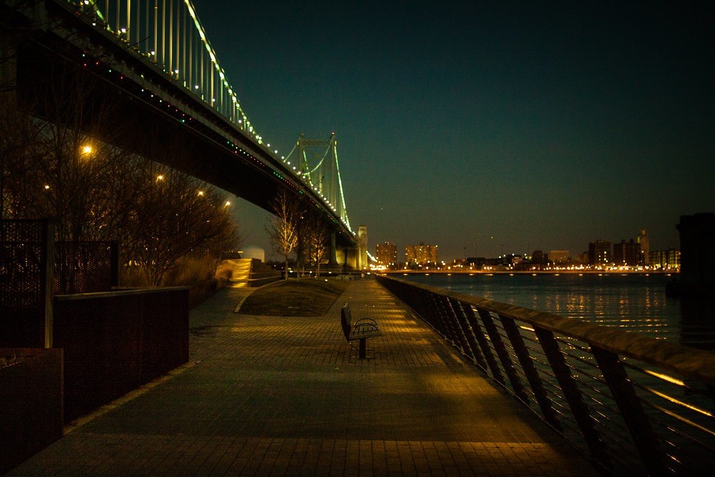 Bờ sông Delaware, Philadelphia — Đường dốc Race Street Pier về đêm
