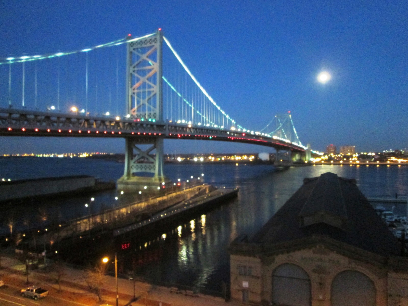 Bờ sông Delaware, Philadelphia — Race Street Pier lên đèn dưới chân cầu Ben