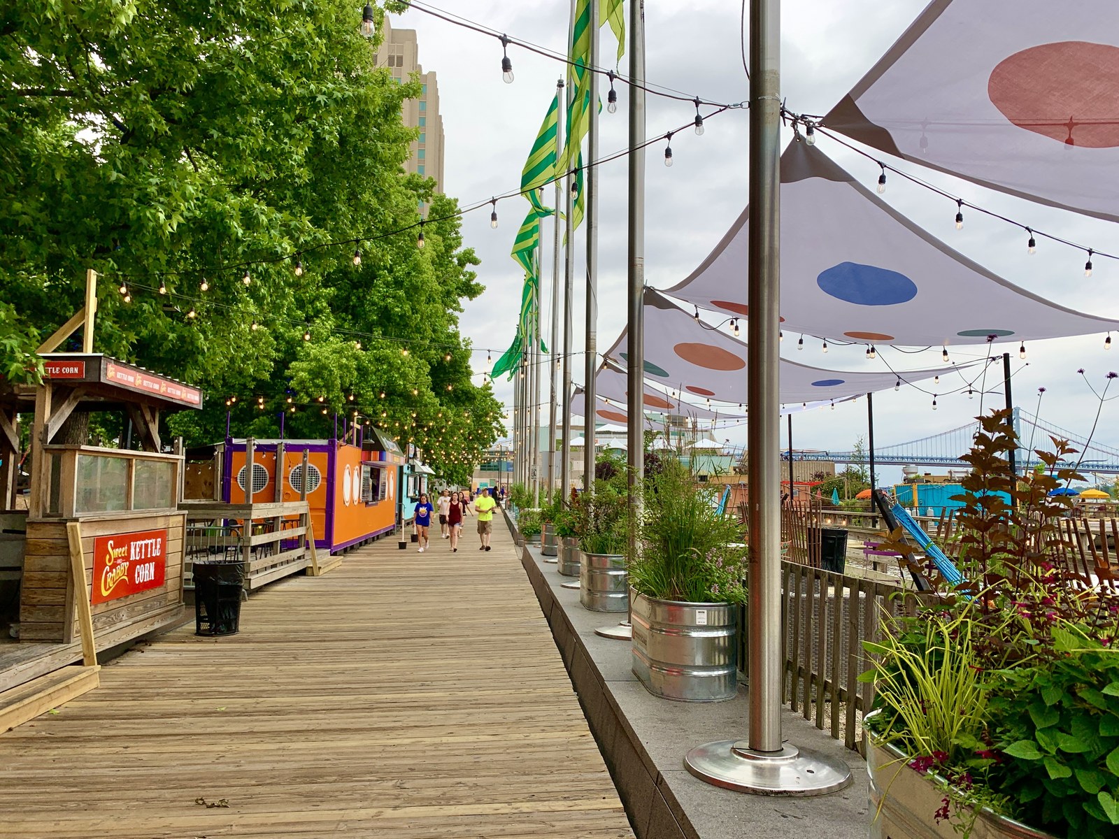 Bờ sông Delaware, Philadelphia — Lối đi gỗ boardwalk Spruce Street Harbor Park