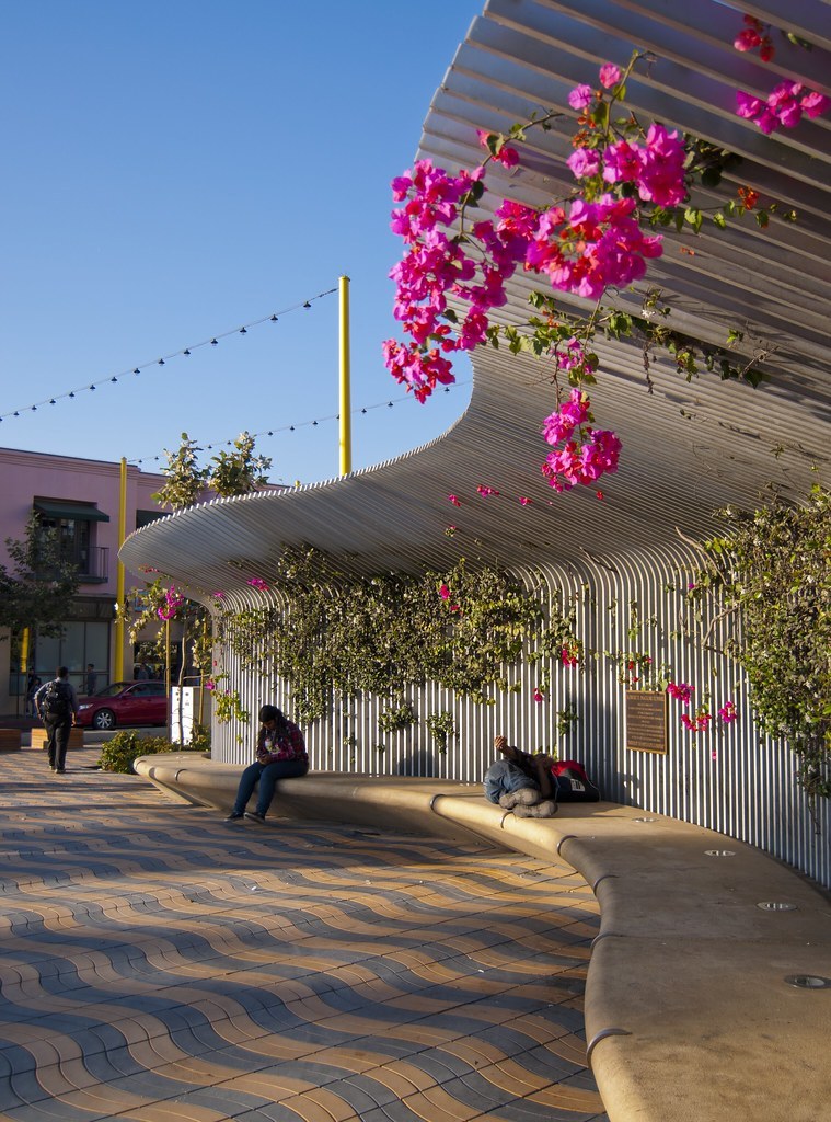 Tongva Park và Domino Park — Tongva Park: pavilion mái lượn sóng làm ghế ngồi