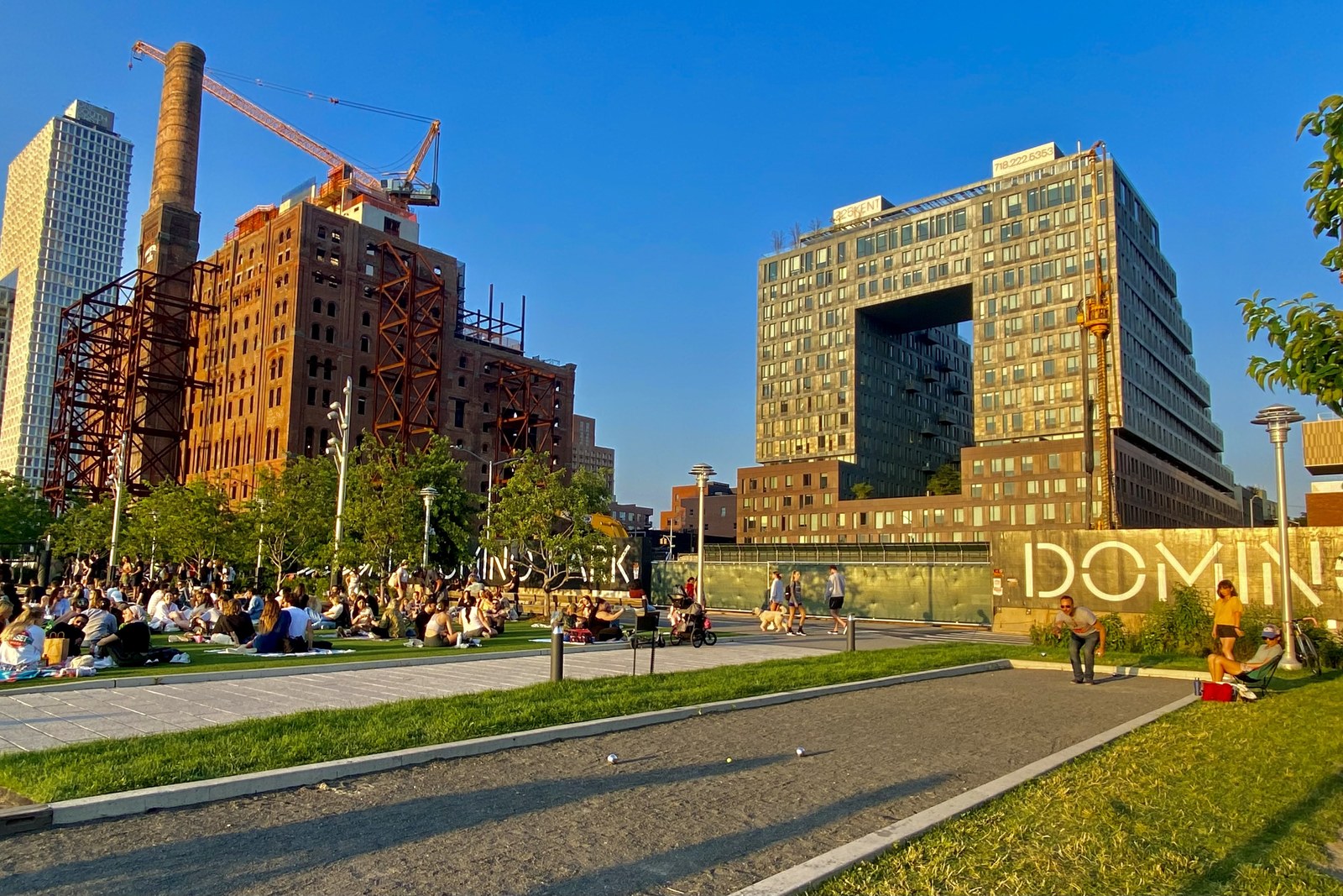 Tongva Park và Domino Park — Domino Park: lối đi ven bãi cỏ