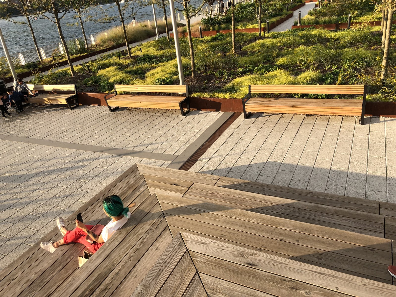 Tongva Park và Domino Park — Domino Park: sàn gỗ và ghế nằm cạnh các