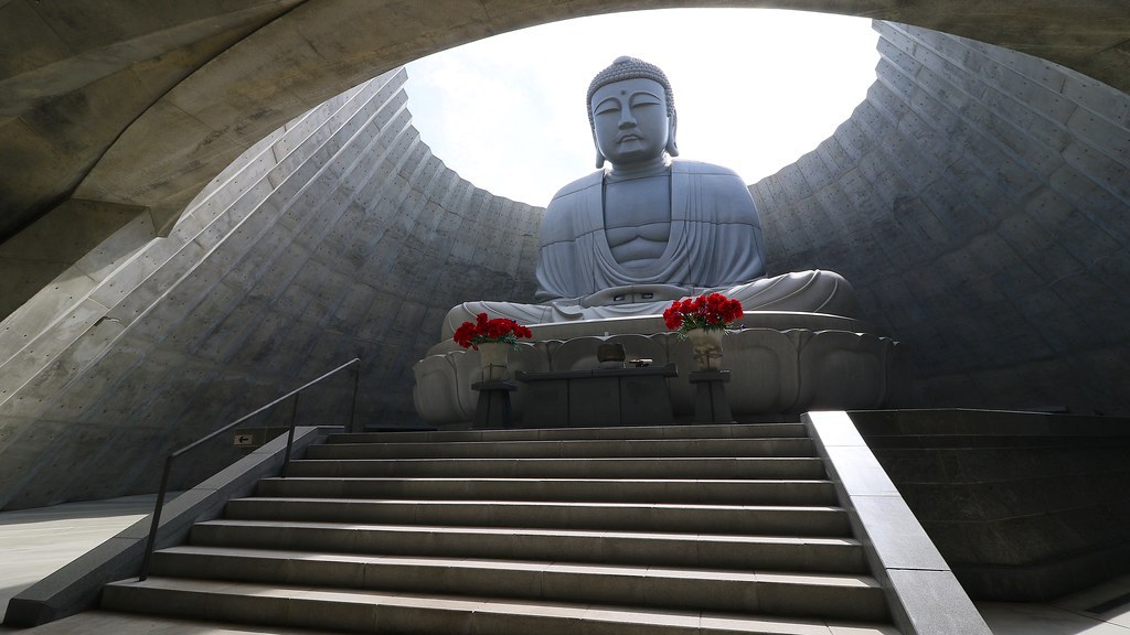 Hill of the Buddha — Trong hầm tròn: đợt bậc thang dẫn lên bệ