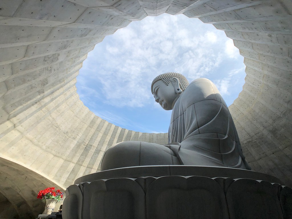Hill of the Buddha — Tượng Phật đá nhìn nghiêng từ dưới lên