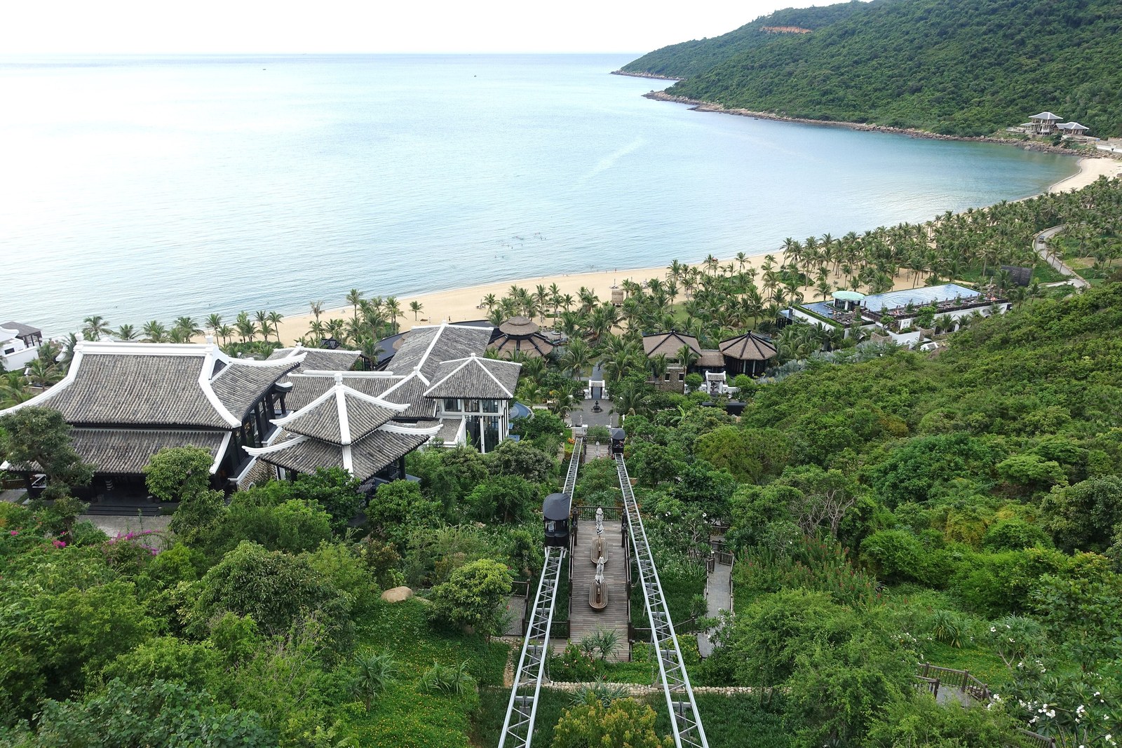 Cảnh quan resort ven biển miền Trung — Toàn cảnh InterContinental Danang: mái nhà giữa rừng sườn