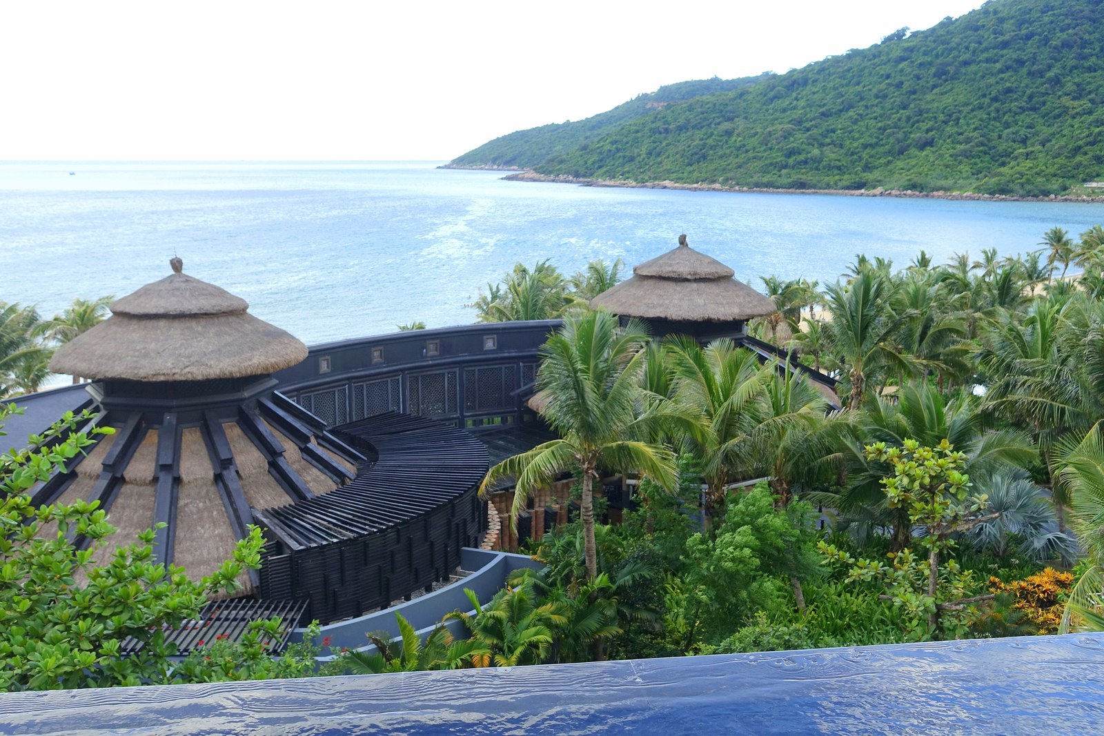Cảnh quan resort ven biển miền Trung — Hai mái tranh tròn và dãy nhà cong giữa