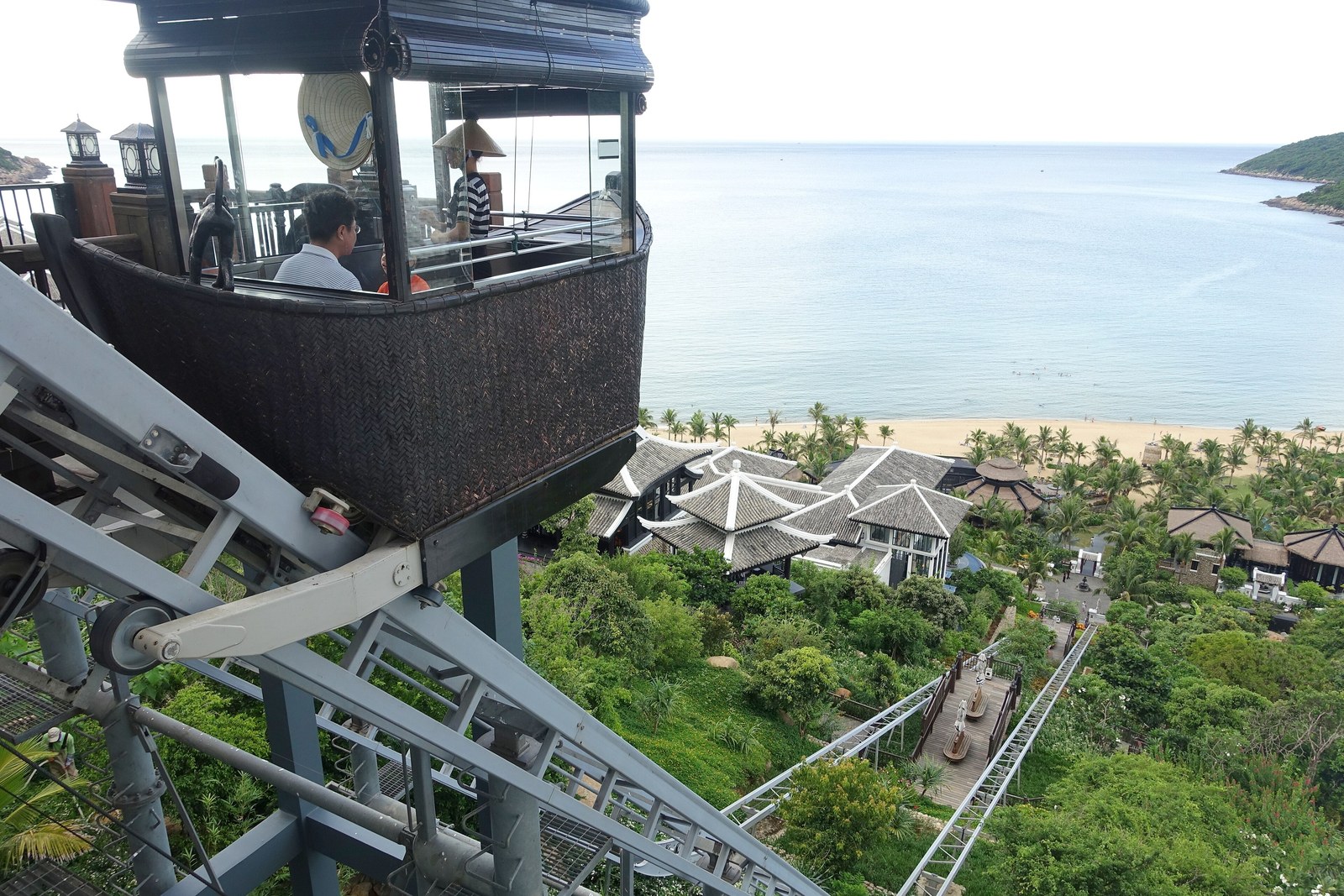 Cảnh quan resort ven biển miền Trung — Toa tàu leo núi trên ray thép chạy xuống