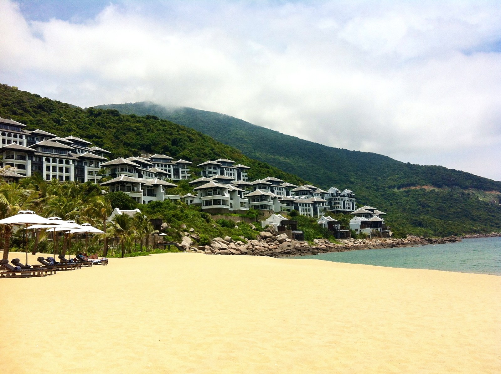 Cảnh quan resort ven biển miền Trung — Bãi cát riêng InterContinental Danang