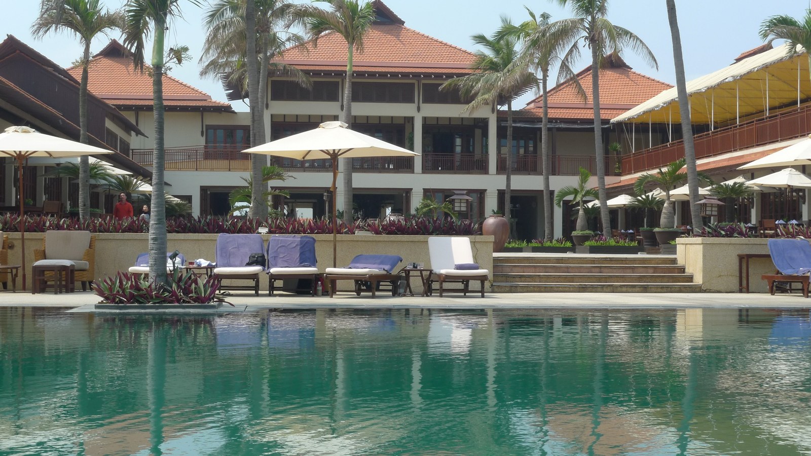 Cảnh quan resort ven biển miền Trung — Hồ bơi Furama Đà Nẵng giữa các khối nhà