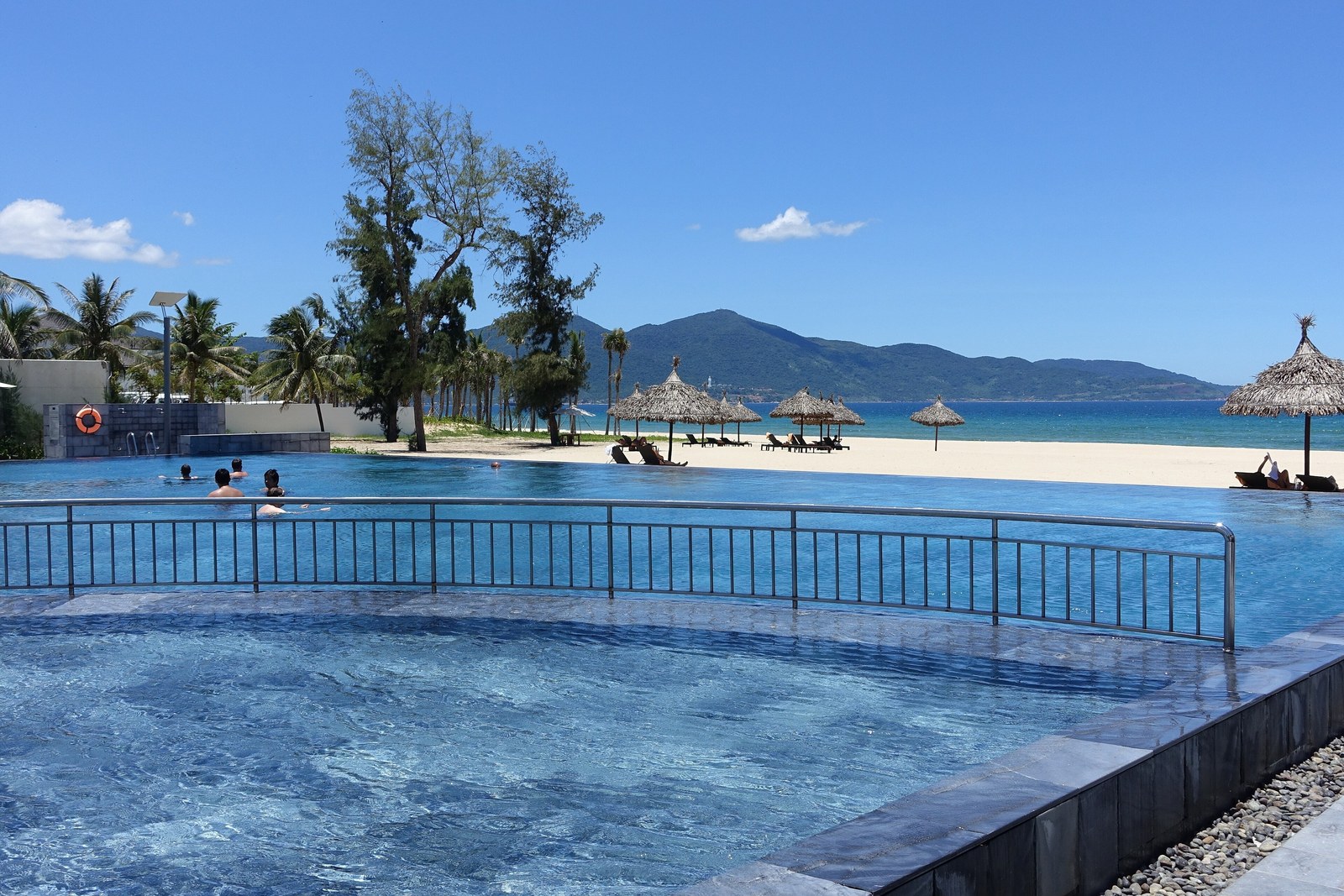 Cảnh quan resort ven biển miền Trung — Hồ bơi Pullman Đà Nẵng có lan can
