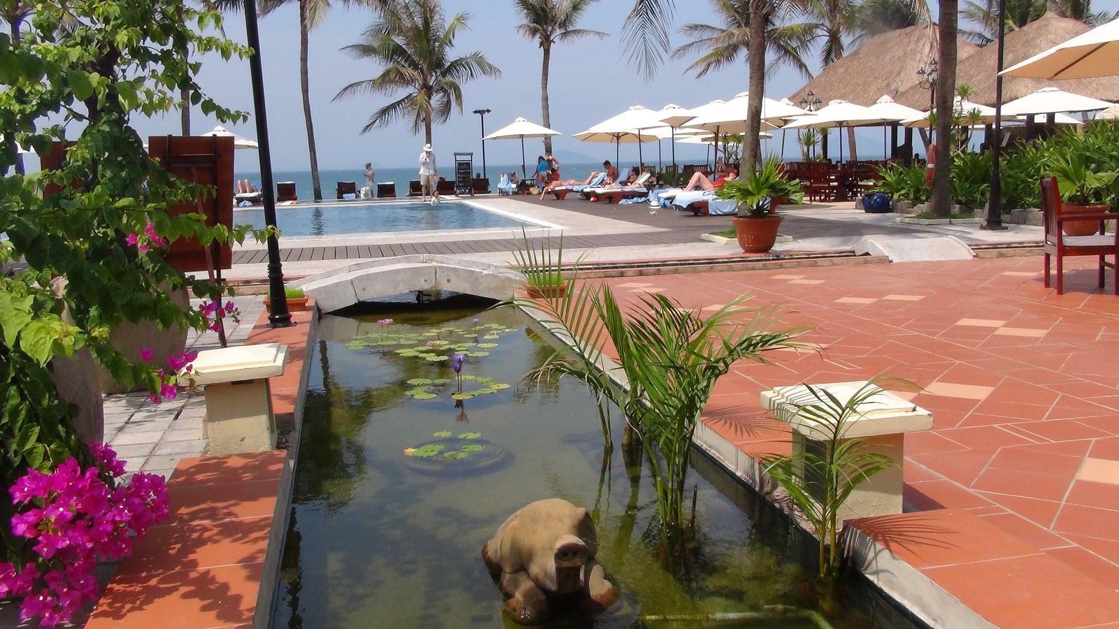 Cảnh quan resort ven biển miền Trung — Kênh nước nhỏ giữa sân gạch nung dẫn ra