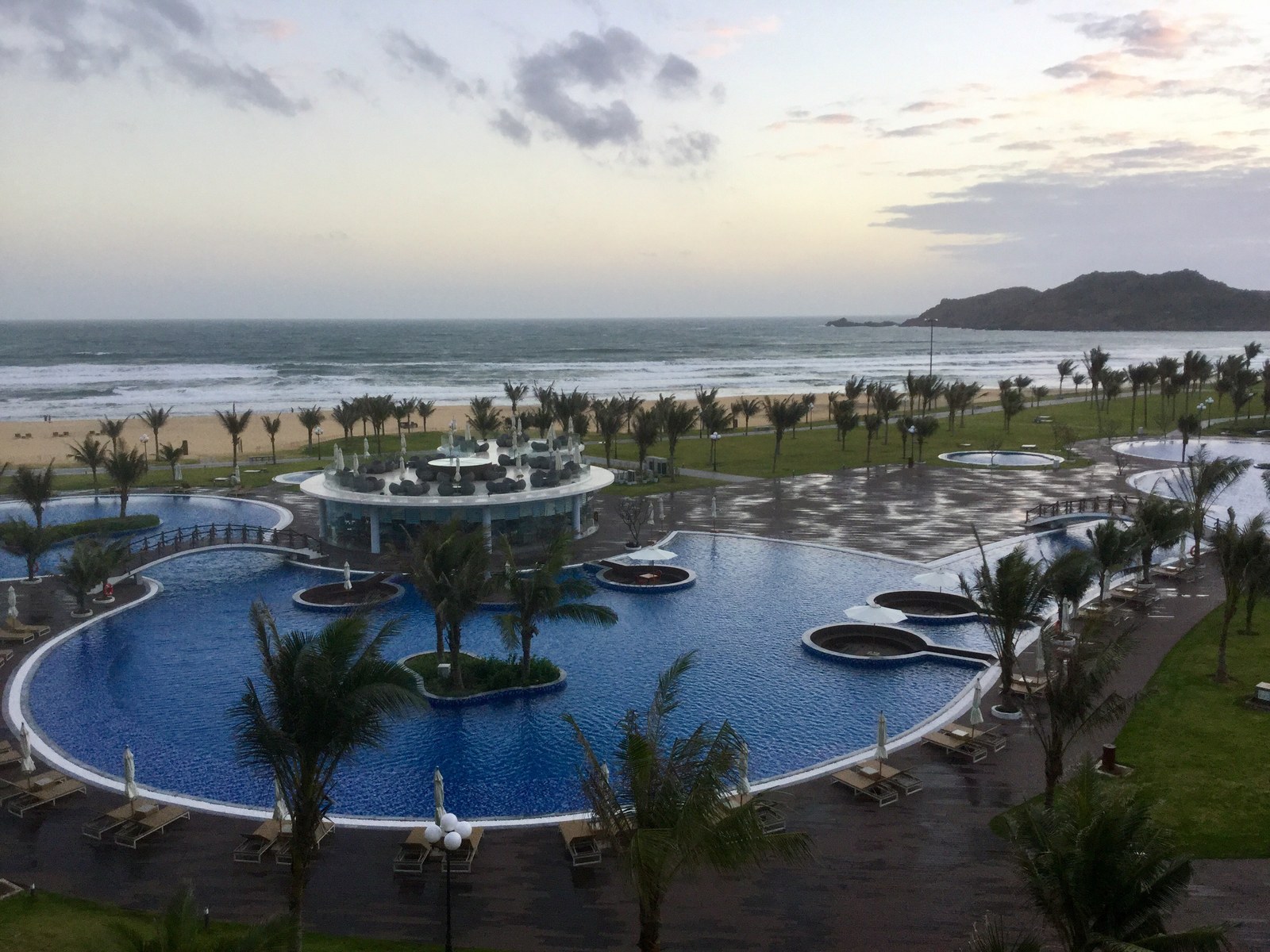 Cảnh quan resort ven biển miền Trung — Hồ bơi lớn có đảo tròn và bồn nhỏ