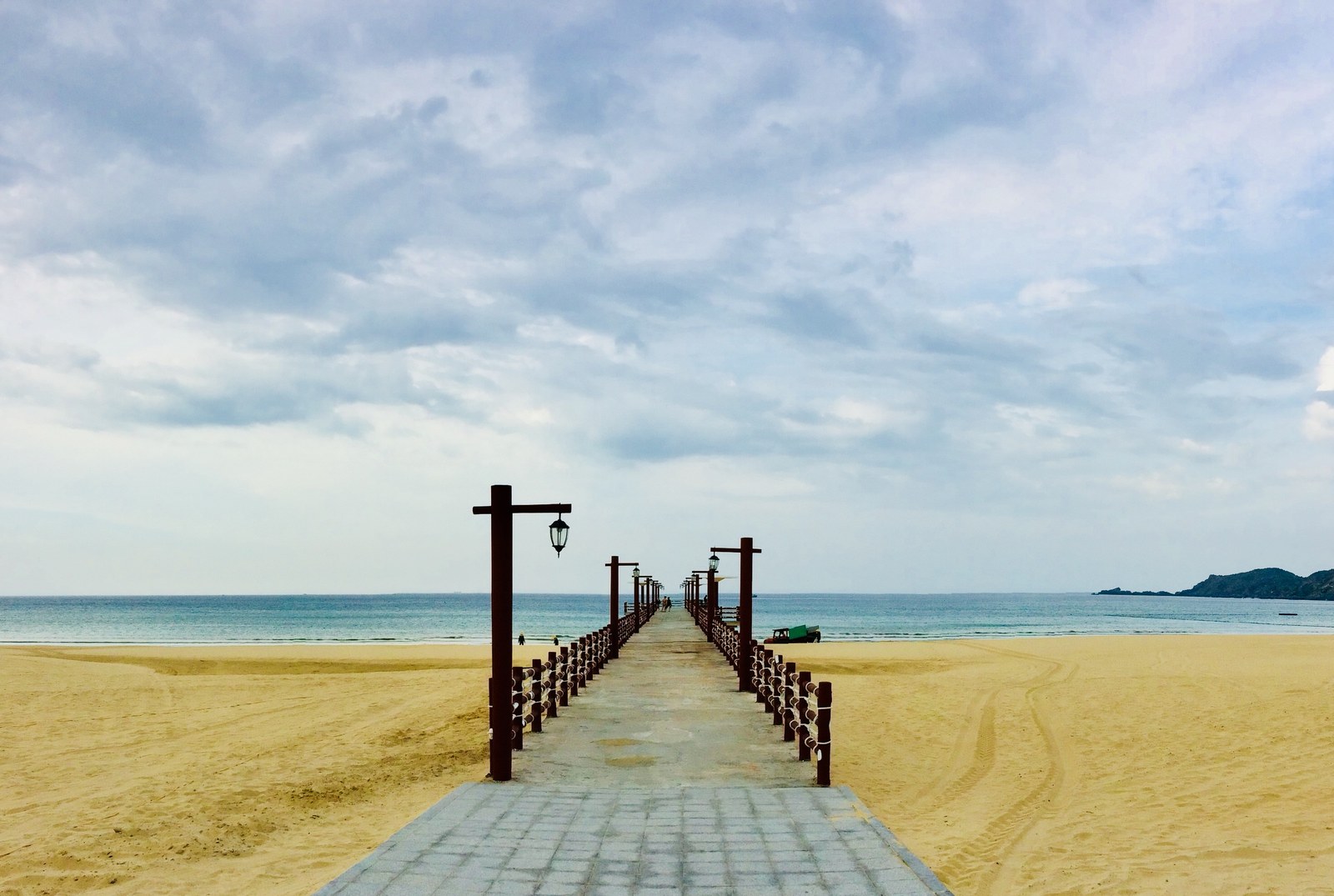 Cảnh quan resort ven biển miền Trung — Lối lát bê tông có lan can và cột