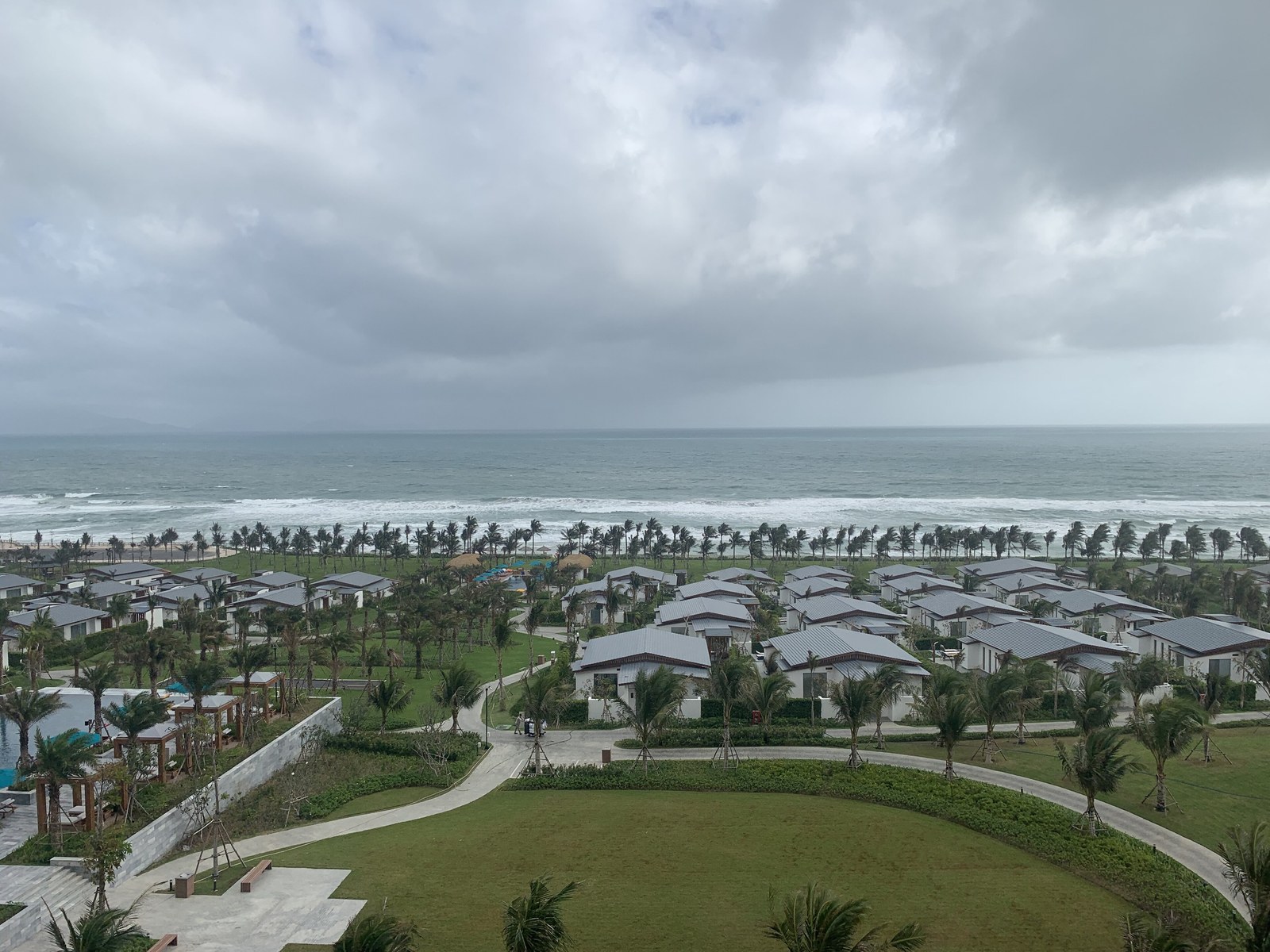 Cảnh quan resort ven biển miền Trung — Dãy biệt thự mái xám xếp lưới trên nền