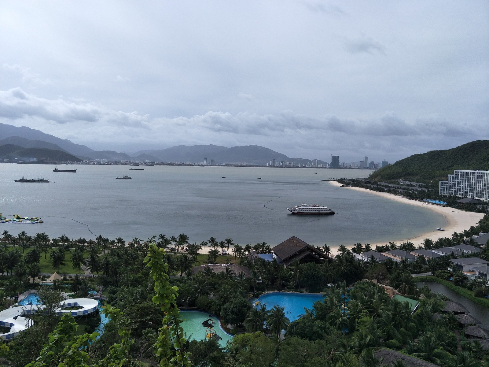Cảnh quan resort ven biển miền Trung — Vinpearl Hòn Tre nhìn từ sườn núi: hồ bơi