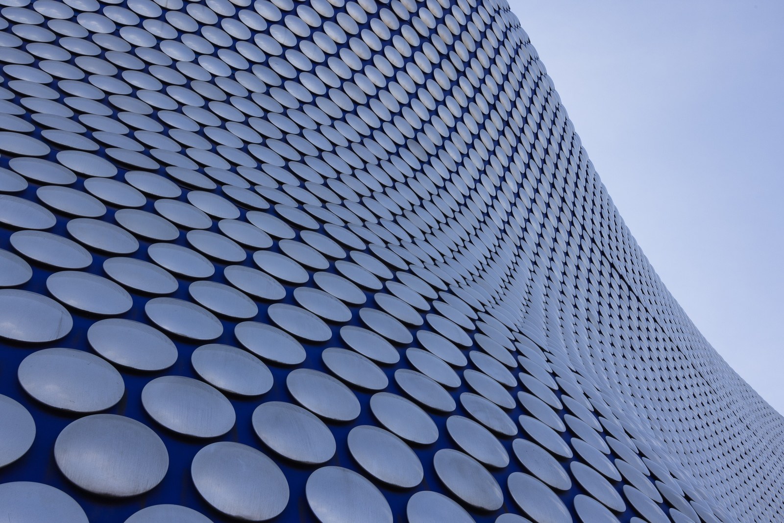 11 NỮ KIẾN TRÚC SƯ — Mặt tiền cong của Selfridges Birmingham phủ kín đĩa
