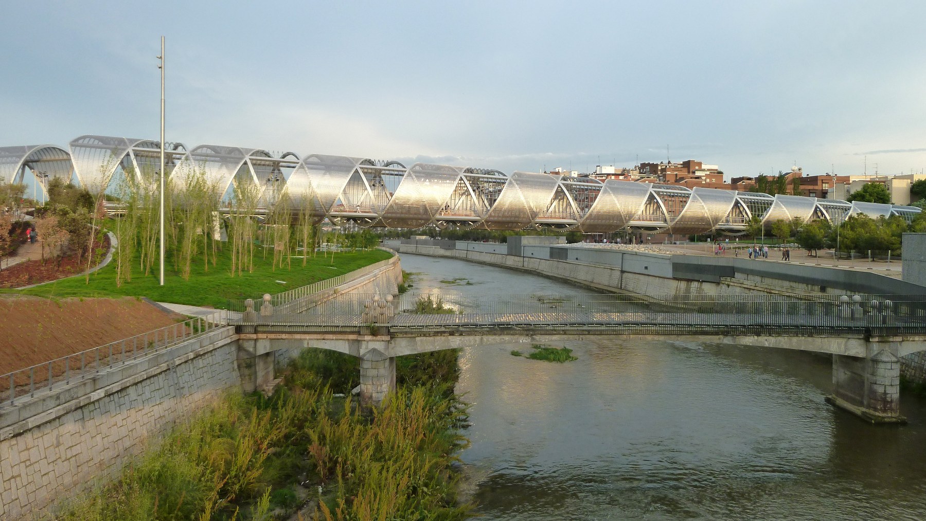 MADRID RÍO — Giấu cả một đường vành đai xuống lòng đất để trả bờ sông cho người đi bộ!