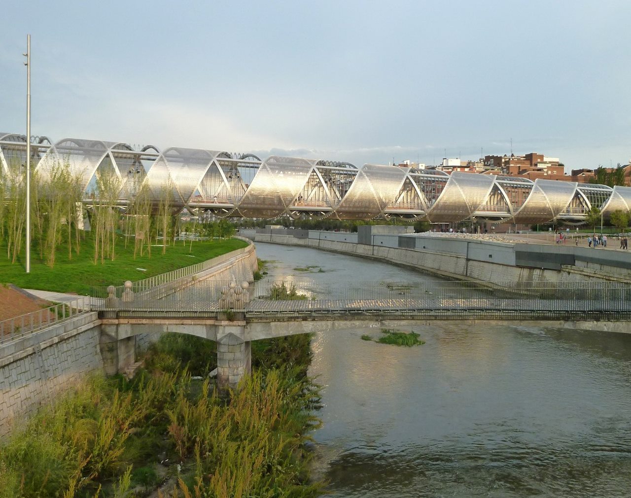 MADRID RÍO — Giấu cả một đường vành đai xuống lòng đất để trả bờ sông cho người đi bộ!