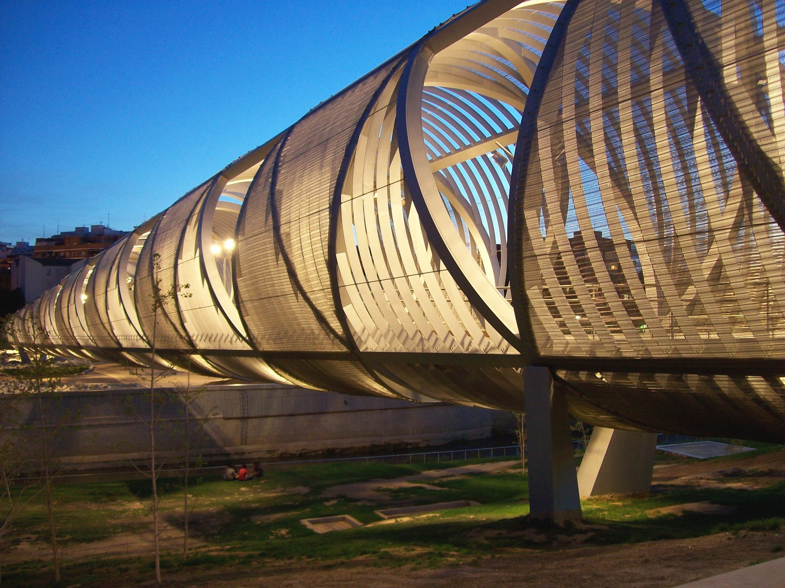 Madrid Río — Cận cảnh cầu Puente Monumental de Arganzuela lúc chiều