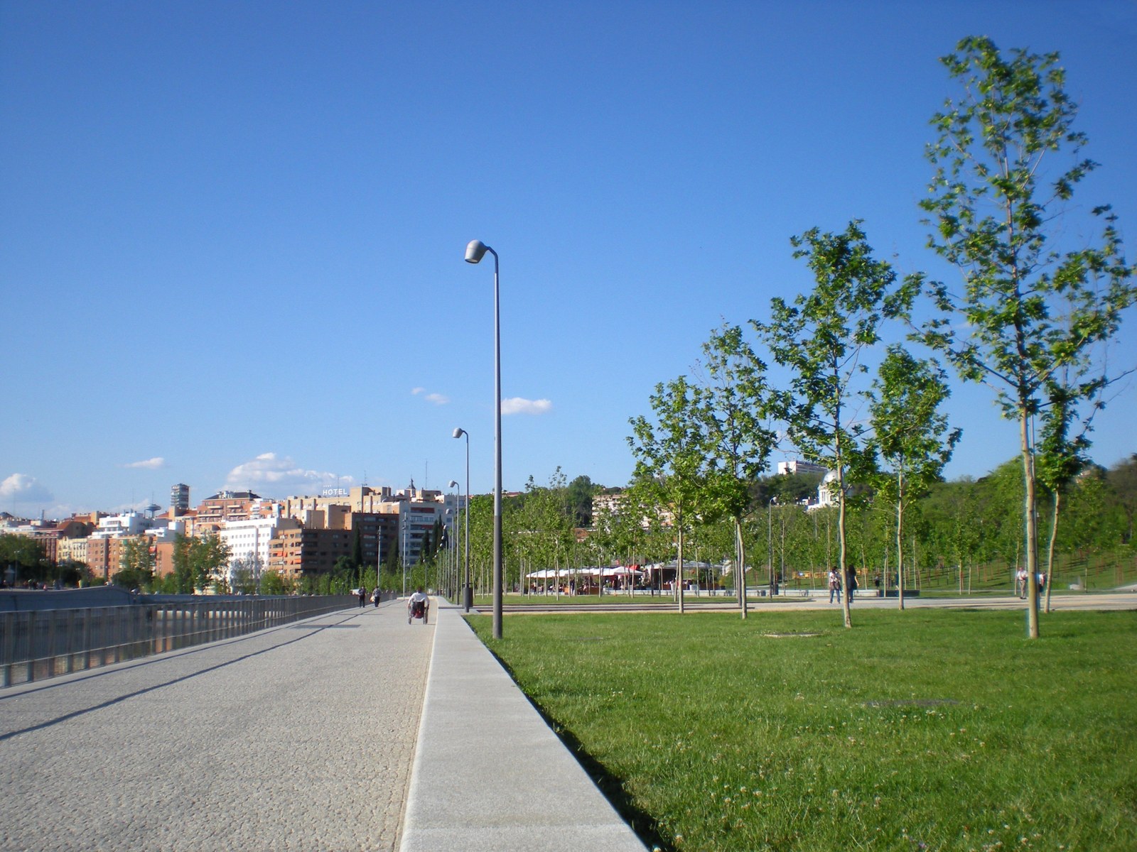 Madrid Río — Lối đi bộ/xe đạp lát đá dọc sông