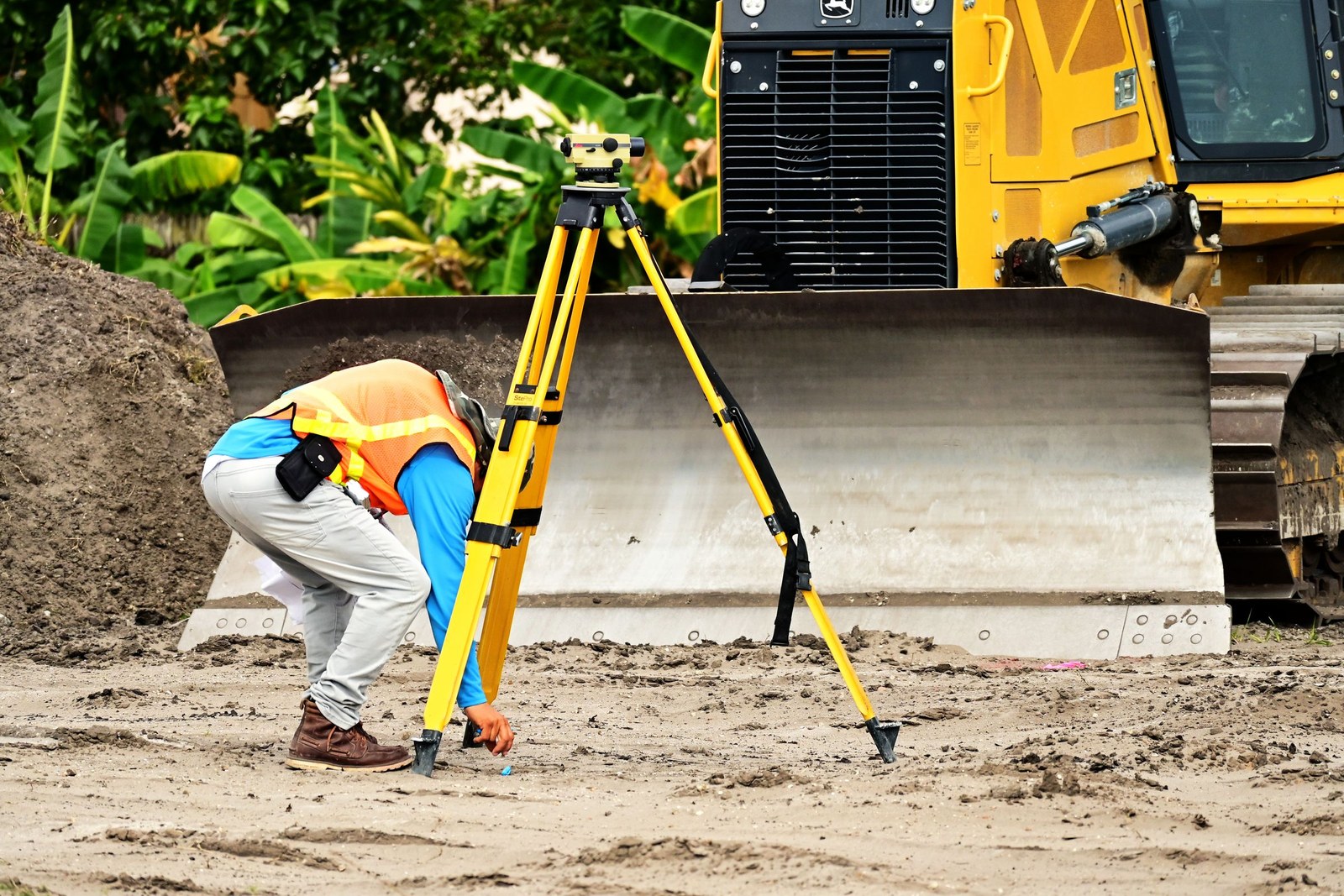 Tiếng lóng kiến trúc cảnh quan — Người mặc áo phản quang cúi xuống canh máy