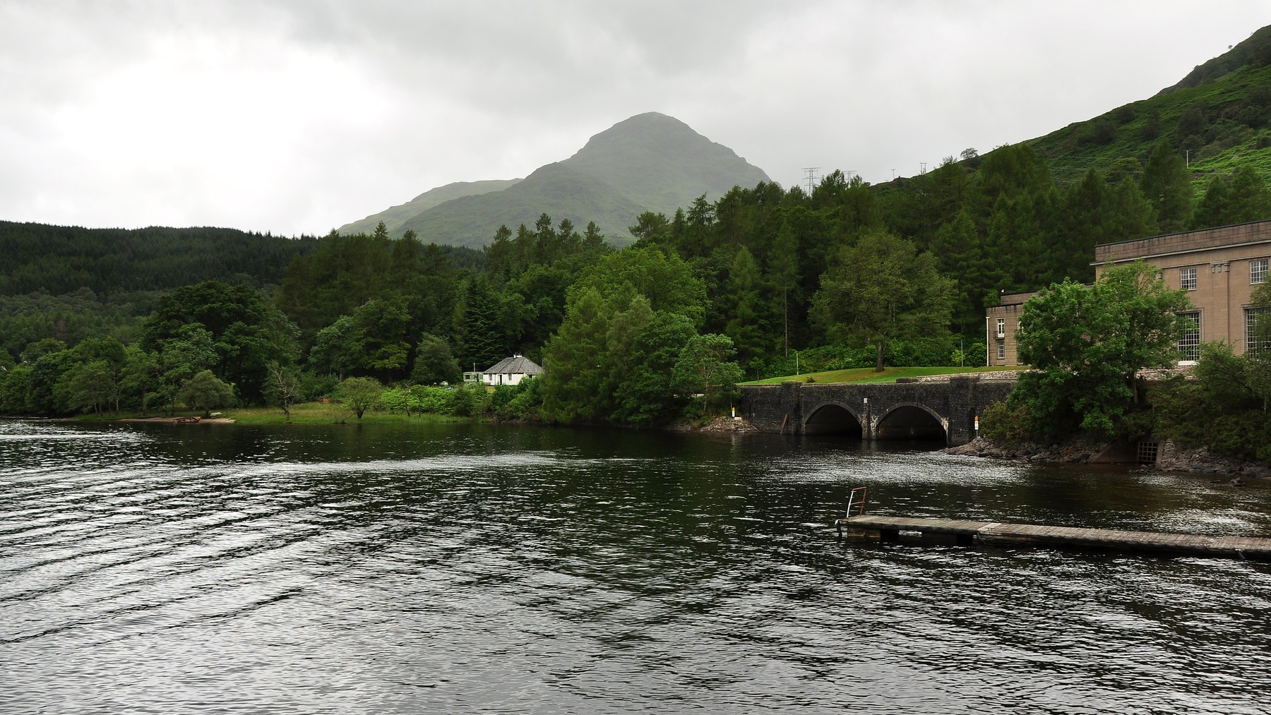 PYRAMID VIEWPOINT — Vì sao một cái tháp gỗ 60m2 bên hồ Scotland đáng học hơn là chép?