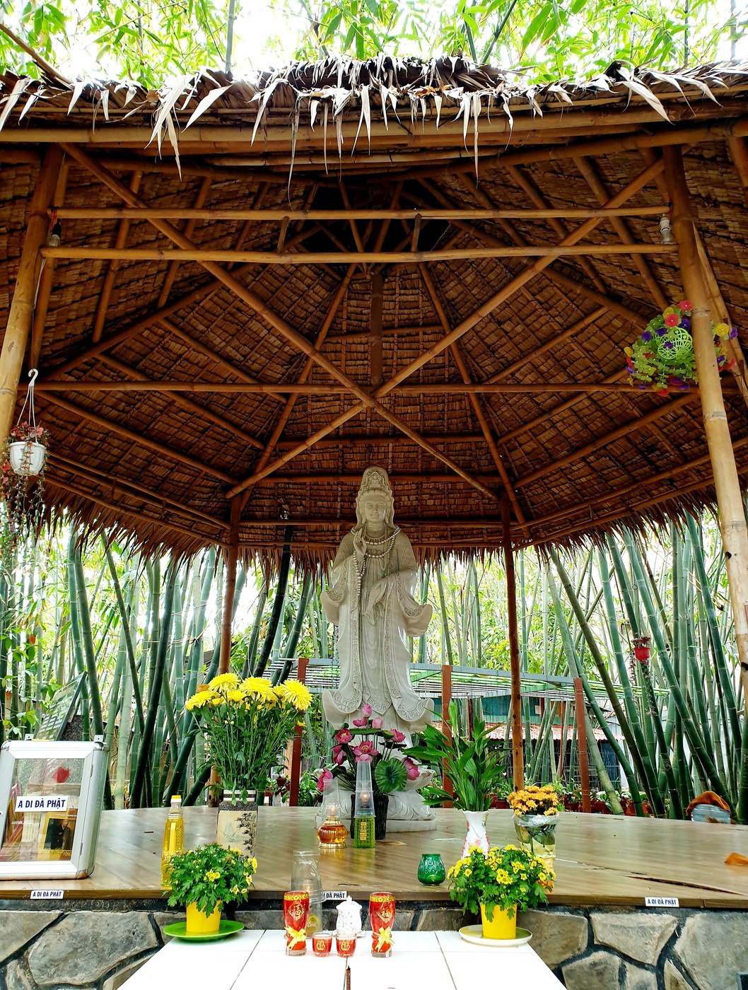 Nhìn từ trong ra, khung mái tranh dựng bằng tre nứa, có tượng thờ và bàn lễ bên dưới