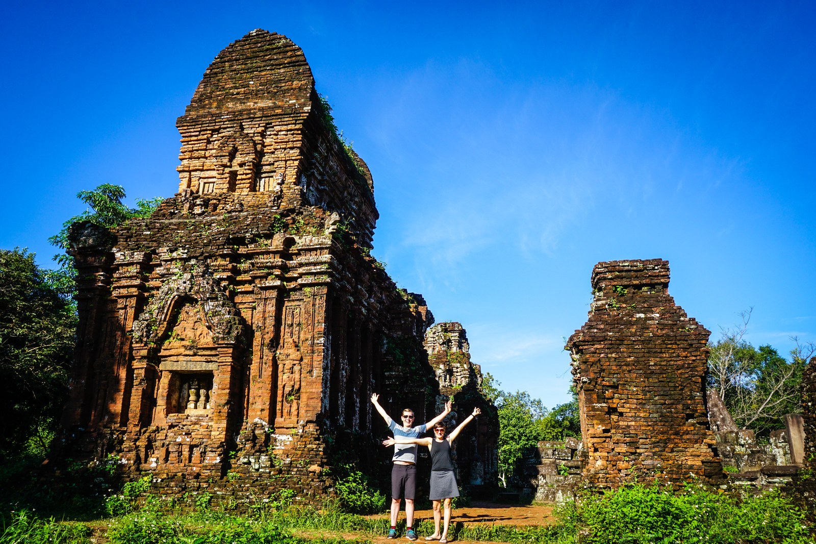 Hai ngôi tháp Champa còn nguyên khối đứng giữa khu rừng, hai người đứng phía trước để lấy tỉ lệ