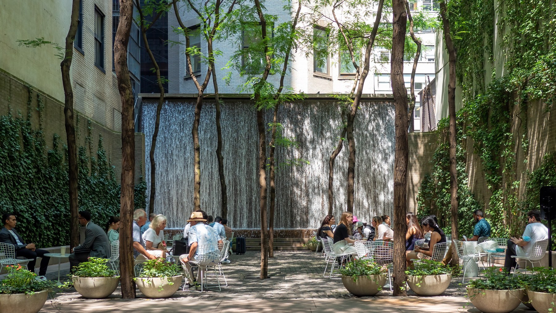 Paley Park: công viên túi 390 m² giữa Manhattan dựng bằng thác nước, cây và ghế rời