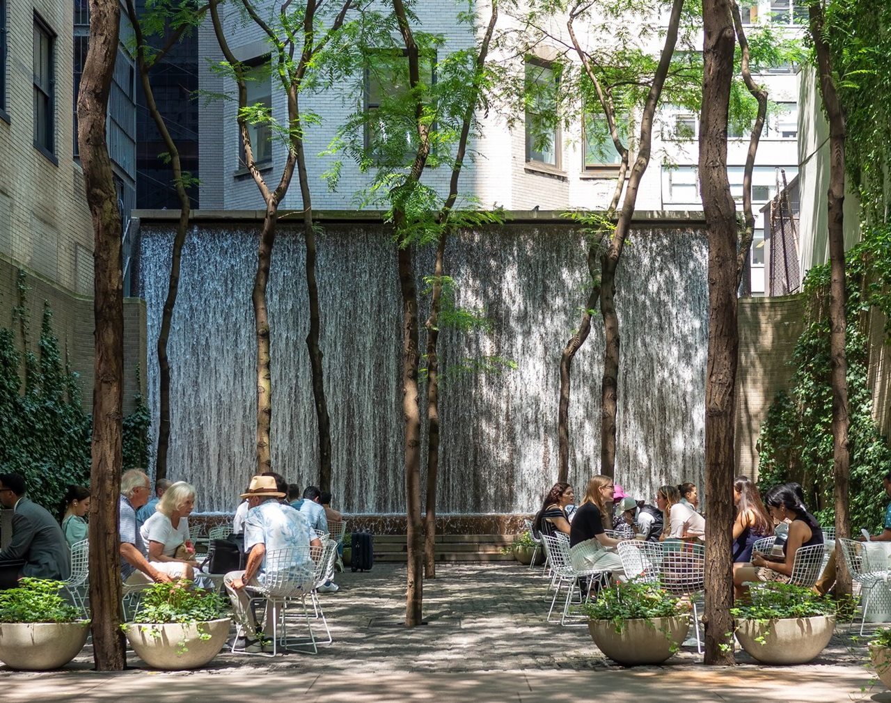Paley Park: công viên túi 390 m² giữa Manhattan dựng bằng thác nước, cây và ghế rời