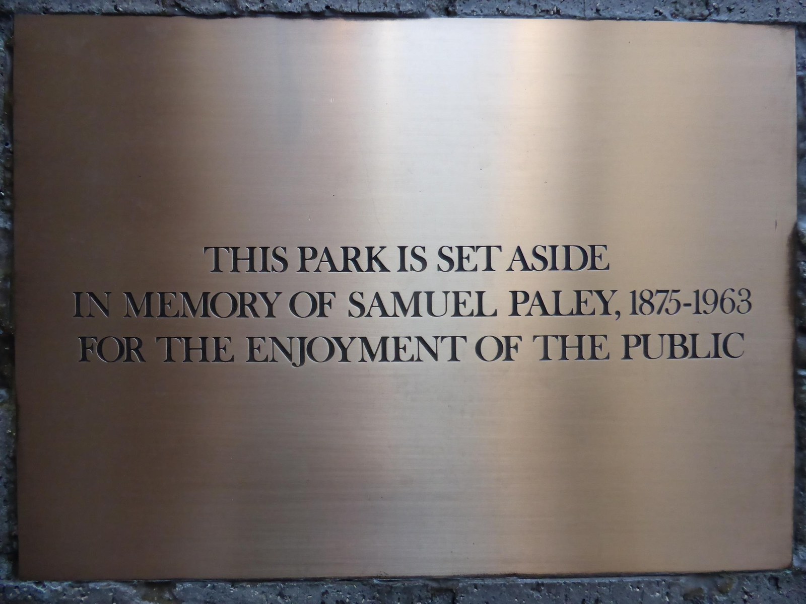 Paley Park — Tấm biển đồng ghi công viên dành để tưởng