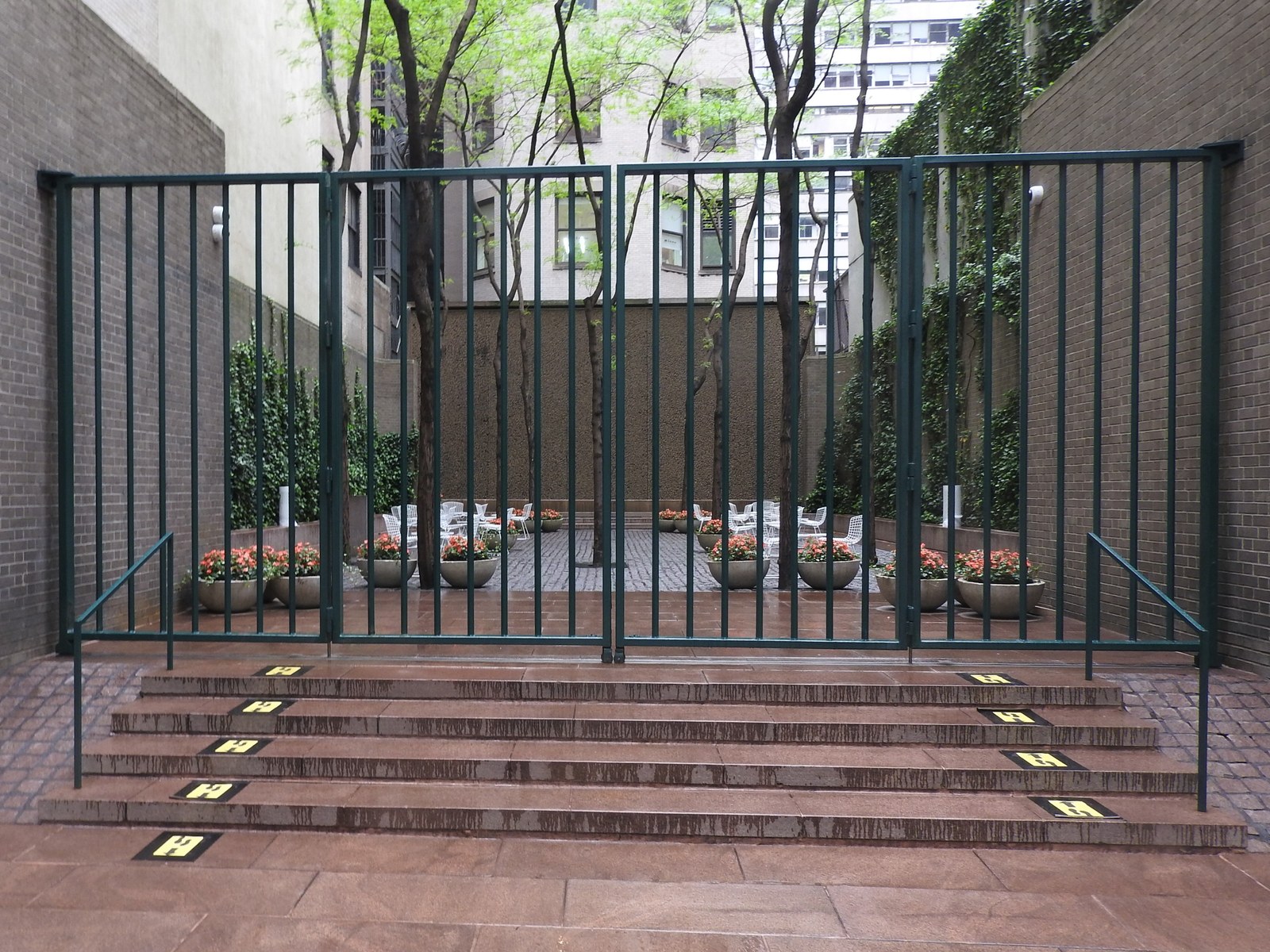 Paley Park — Cổng sắt Paley Park khép lại phía trên dãy