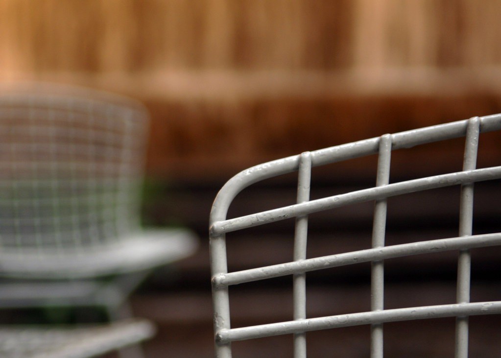Paley Park — Cận cảnh ghế lưới thép trắng Bertoia ở Paley