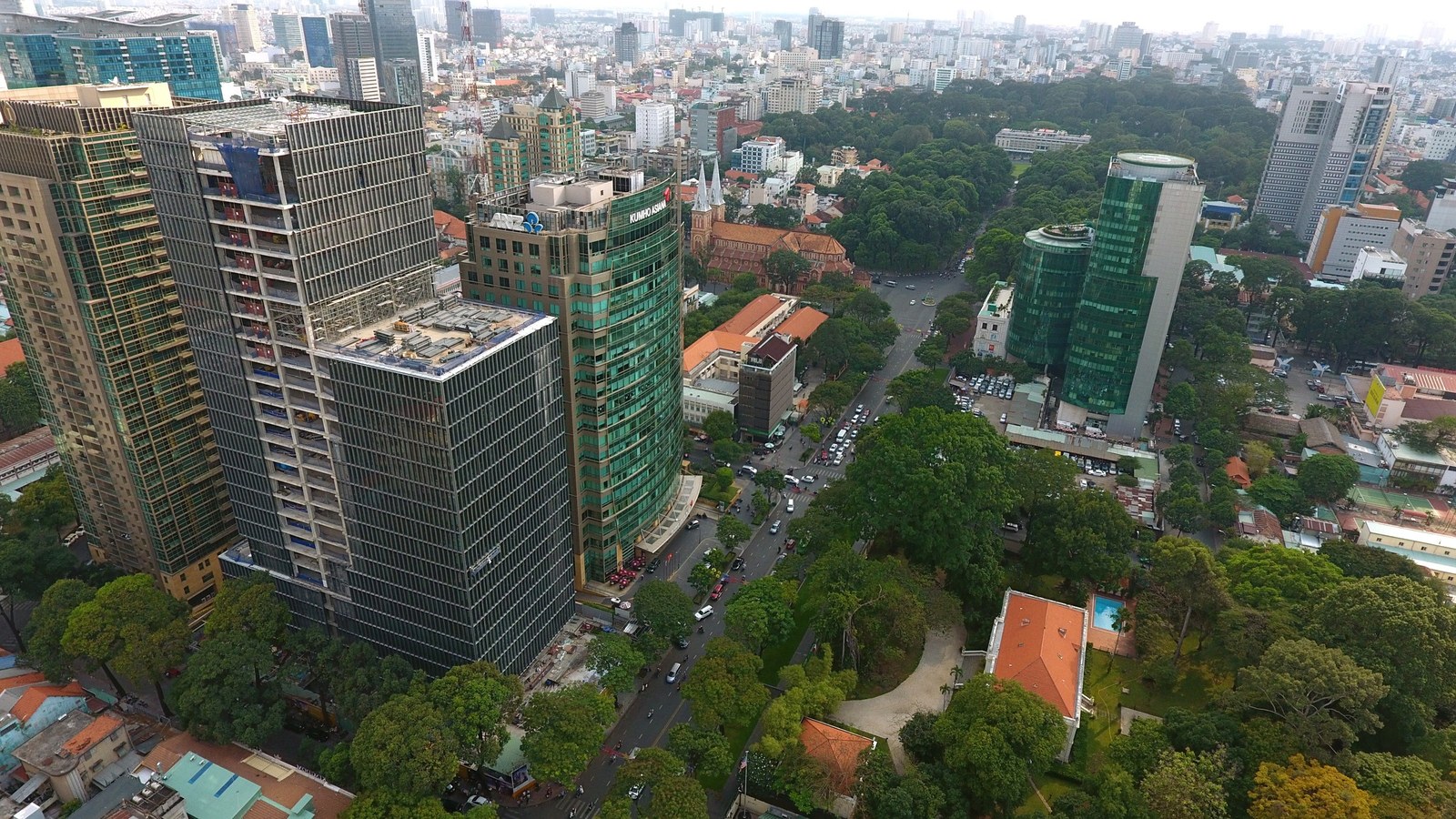 Nguyên tắc bố trí cây xanh tuyến phố đô — Đại lộ Lê Duẩn nhìn từ trên cao: dải