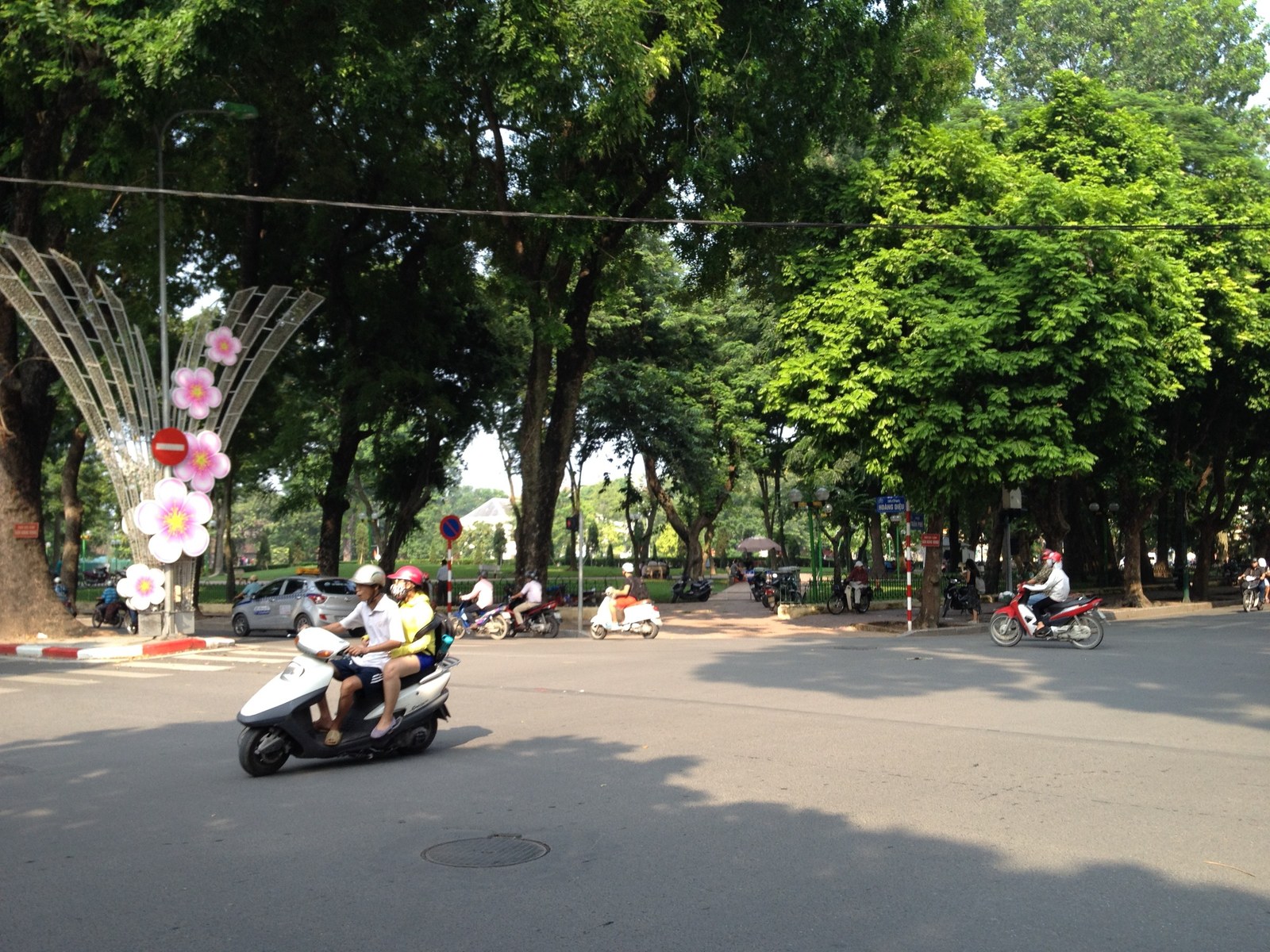 Nguyên tắc bố trí cây xanh tuyến phố đô — Ngã tư Hoàng Diệu