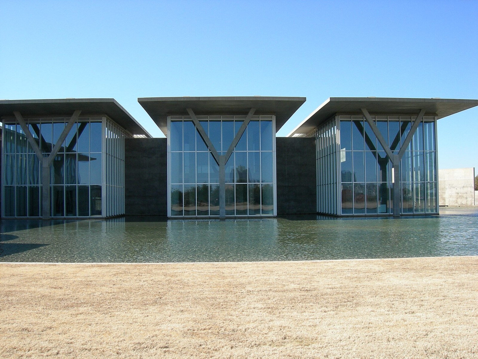 Tadao Ando — Modern Art Museum of Fort Worth, các khối kính mái bê tông trên hồ nước
