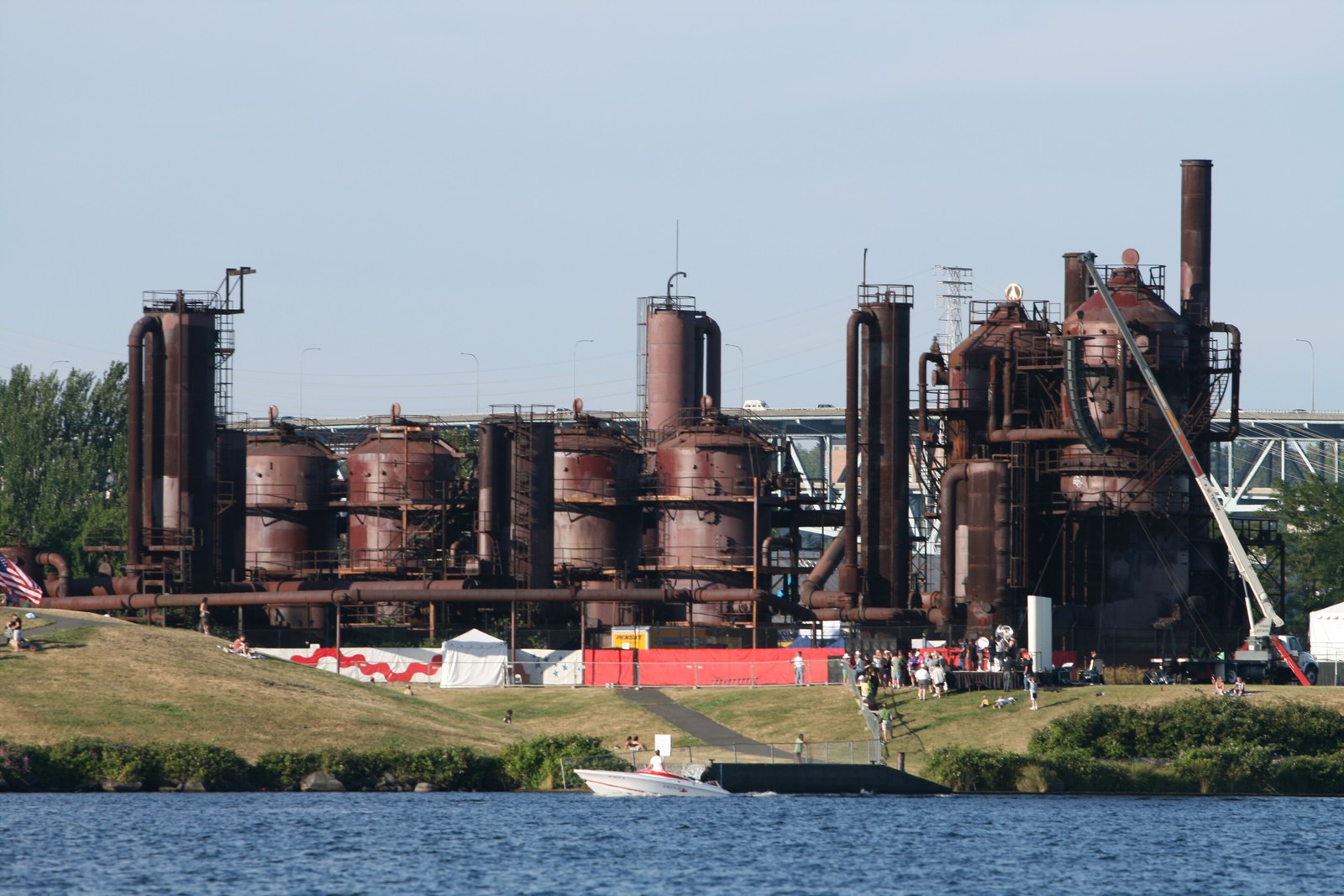 Các tháp khí hoá than rỉ sét ở Gas Works Park nhìn từ mặt hồ