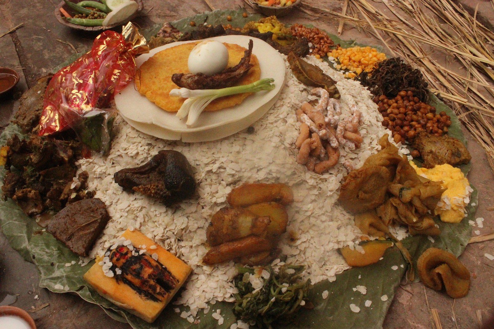 Bát đĩa từ lá cây — Mâm cỗ lapte bhoye của Nepal bày trên nền