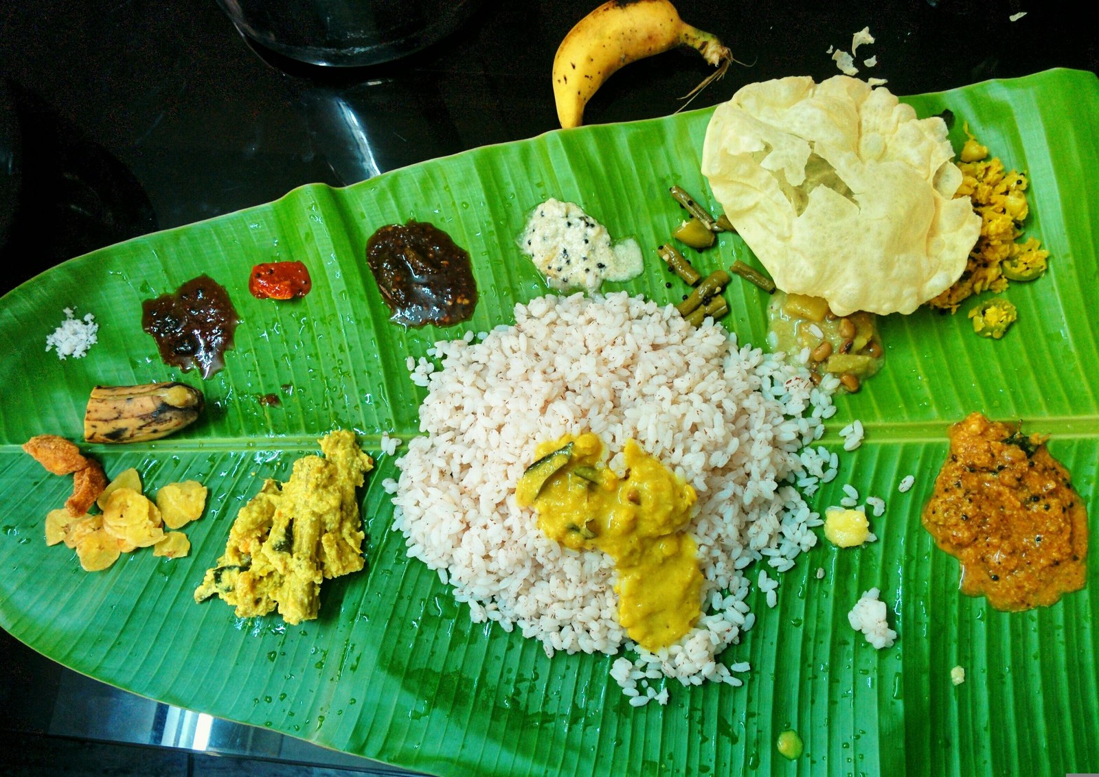 Bát đĩa từ lá cây — Bữa sadya Kerala dọn trên lá chuối tươi: cơm