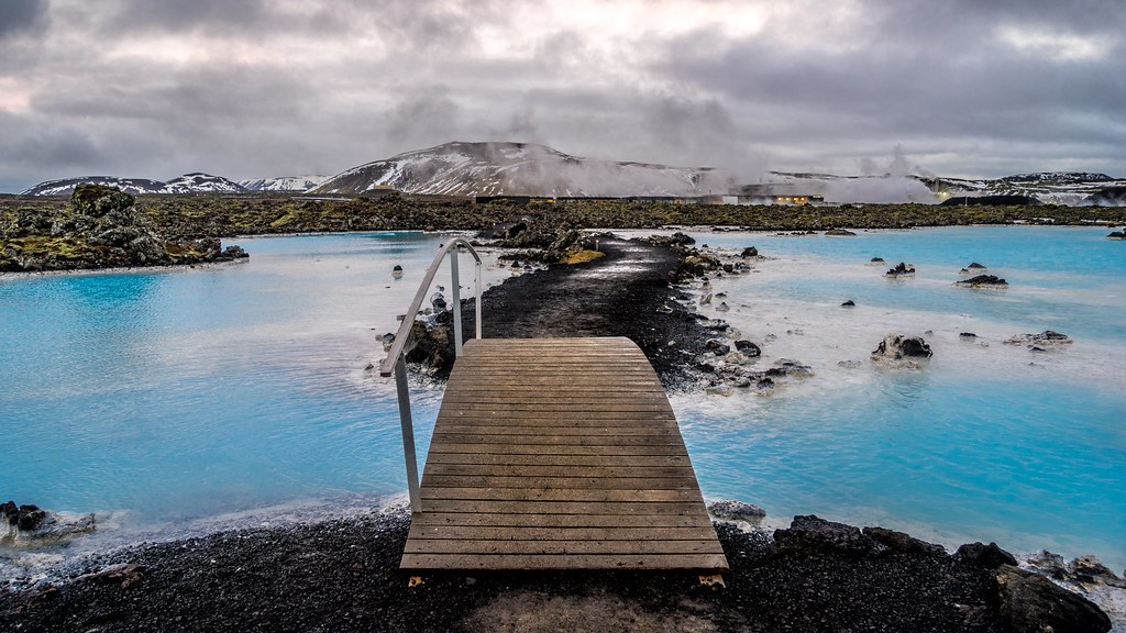 Blue Lagoon — Cầu gỗ hẹp bắc qua mặt nước xanh sữa