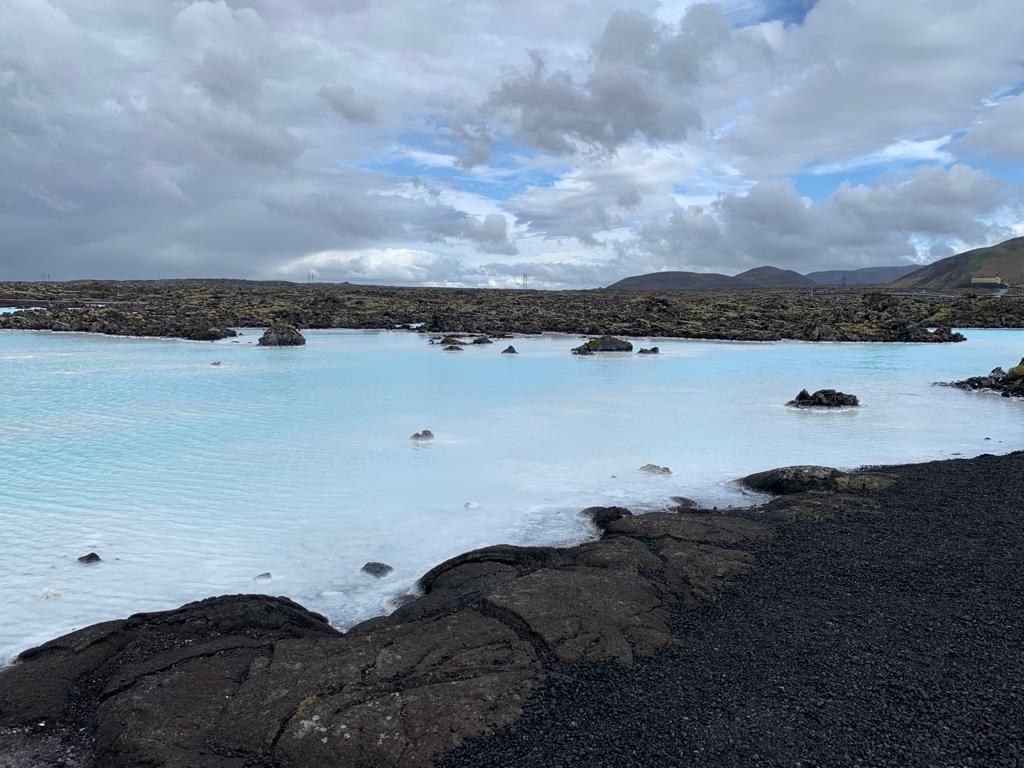 Blue Lagoon — Địa hình dung nham đen trải rộng bao quanh