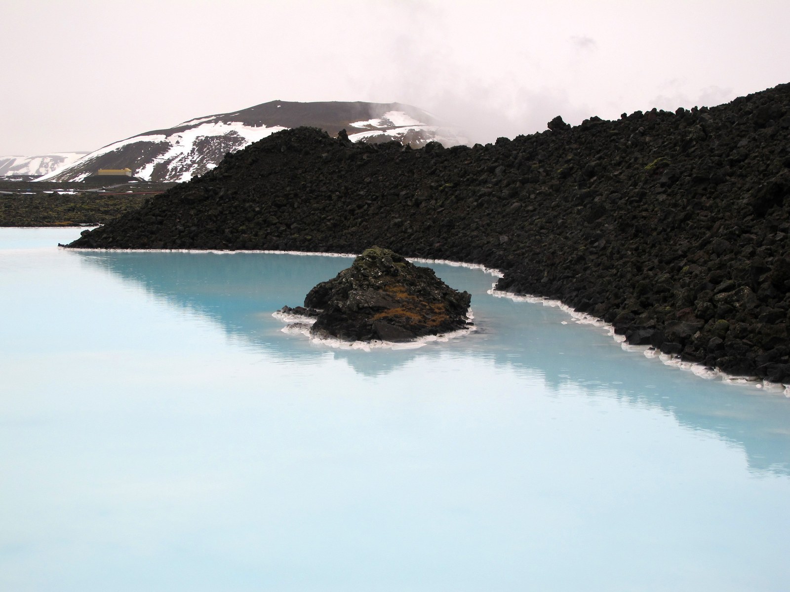 Blue Lagoon — Một đảo đá dung nham nhỏ nổi giữa mặt