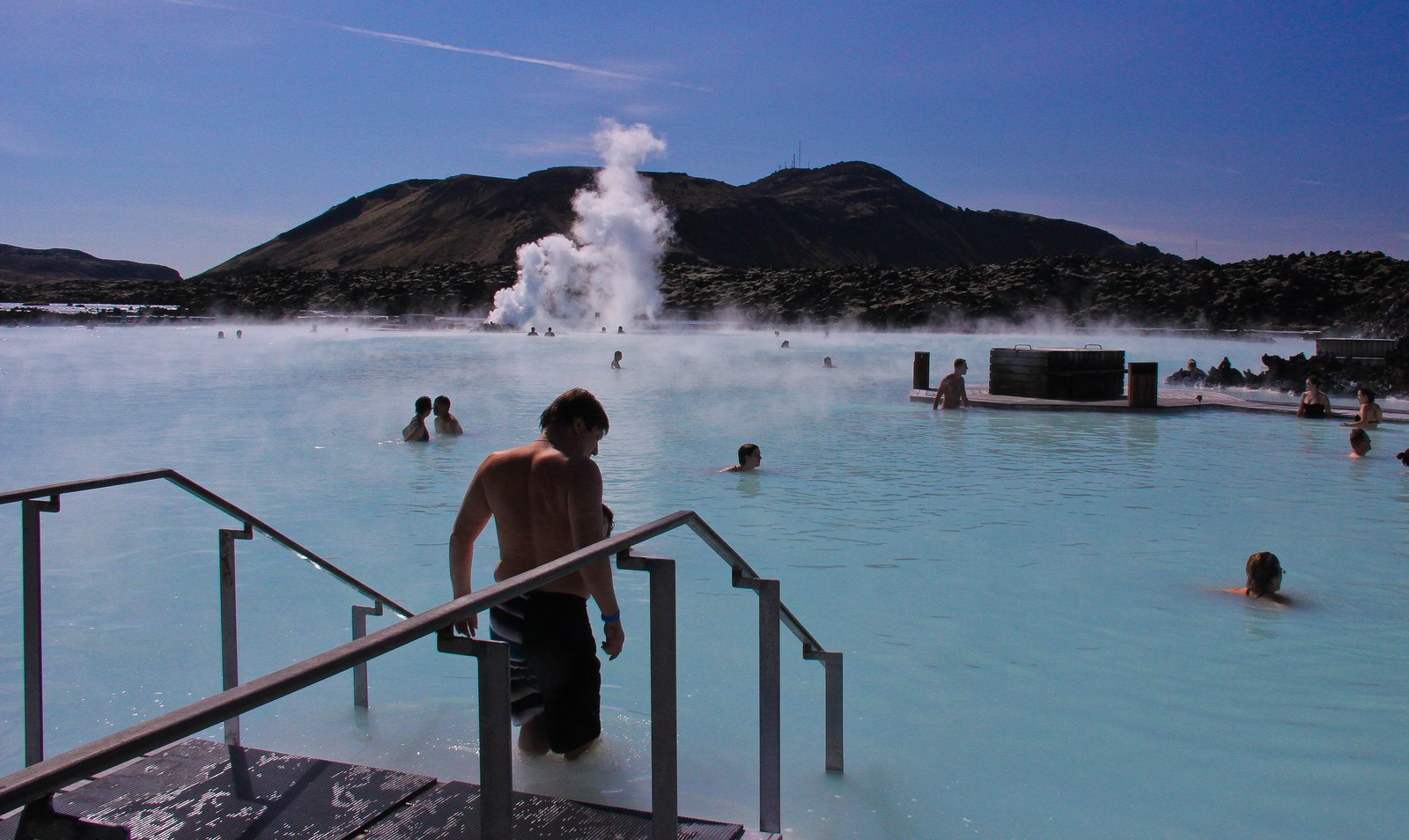Blue Lagoon — Khách bước xuống bậc thang tay vịn để vào