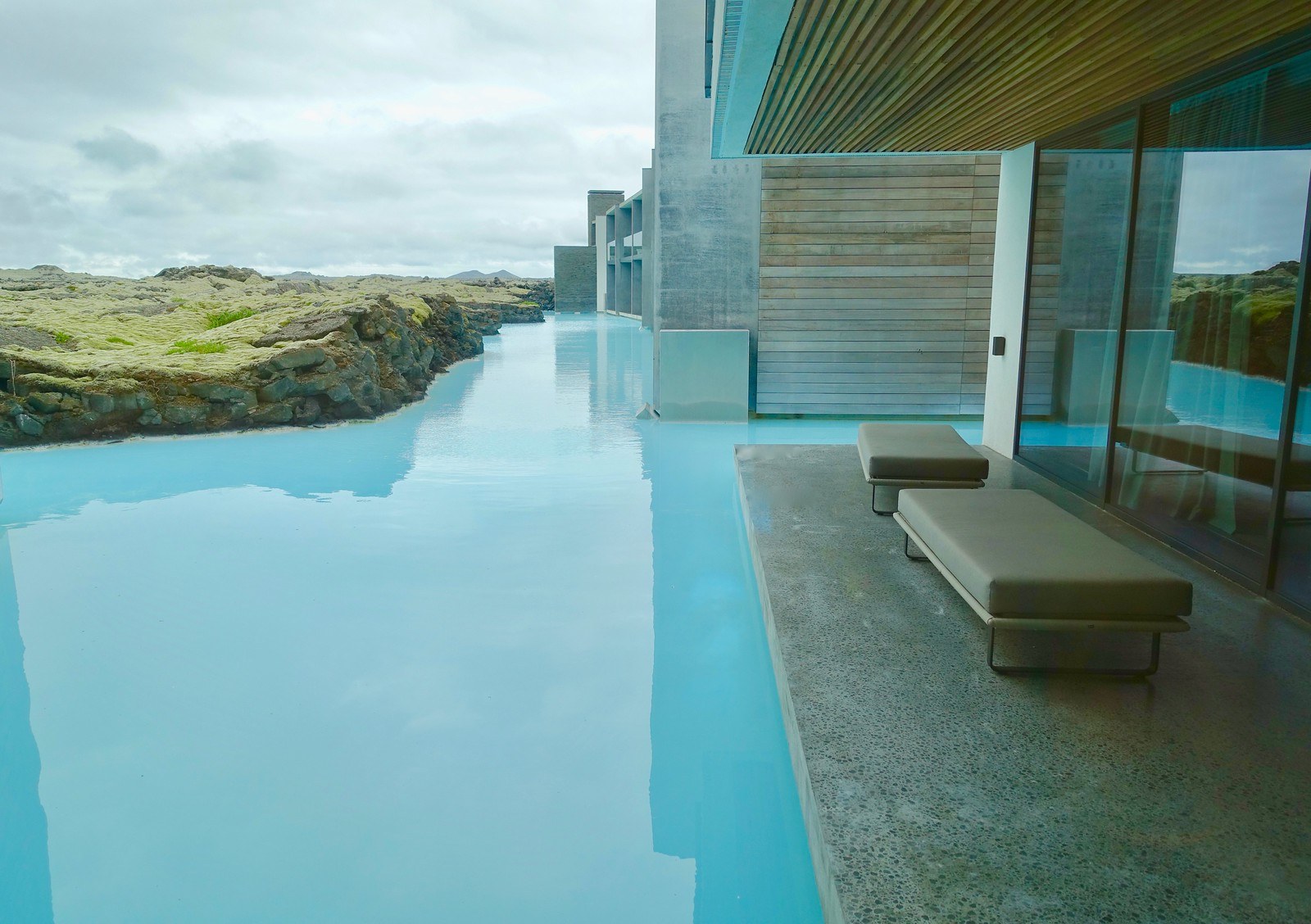 Retreat at Blue Lagoon — hành lang khách sạn bên kênh nước xanh sữa giữa dung nham rêu
