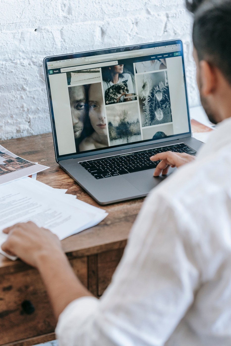 Màn hình laptop mở portfolio online, con trỏ chuột đang lướt nhanh qua các trang trong vài giây