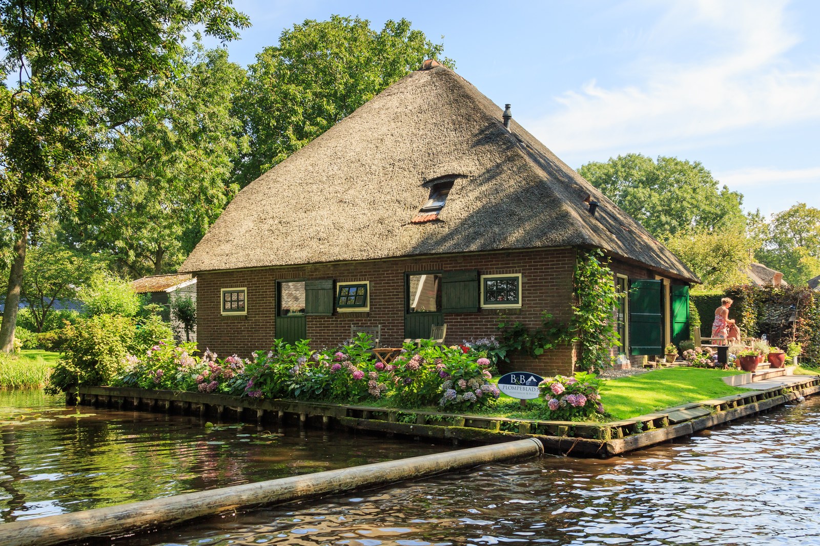 Nhà mái tranh ven kênh Giethoorn có biển nhà nghỉ B&B