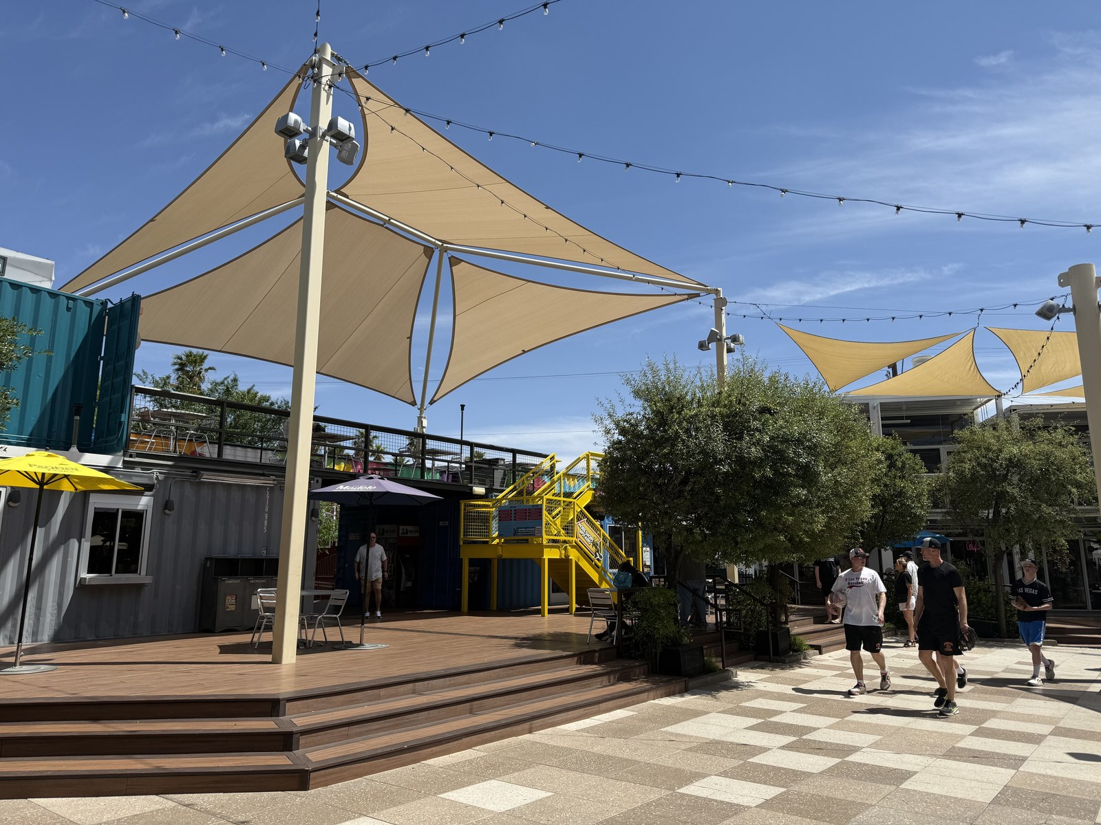 Không gian công cộng từ container — Sân trung tâm Downtown Container Park ban ngày